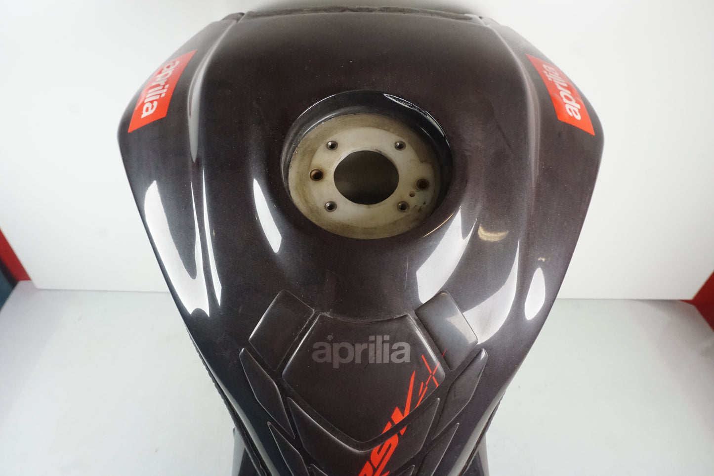 Snett nerifrån på Bensintank från en Aprilia RSV 1000 -2010 motorcykel.