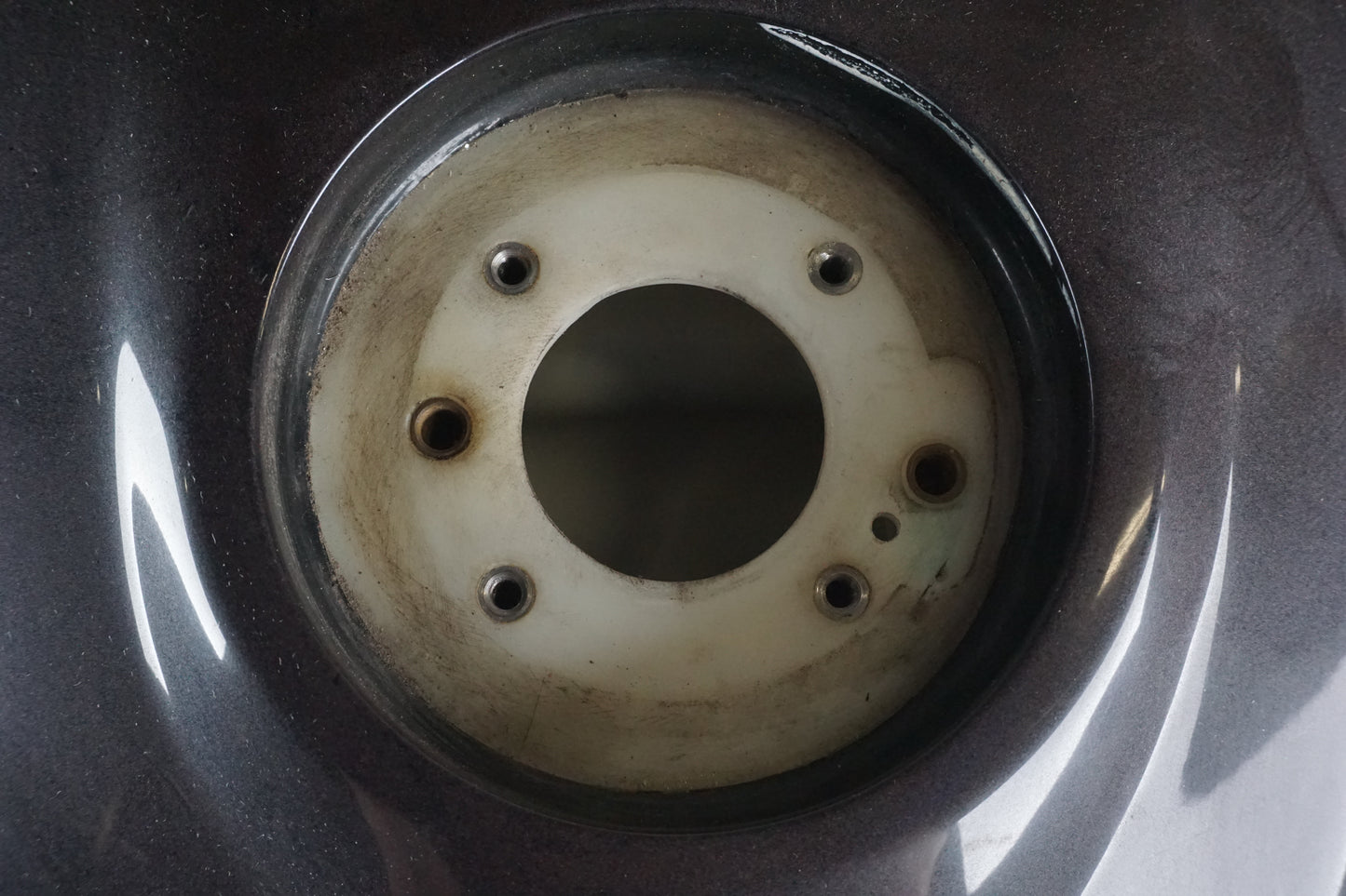 Extrabild1 på Bensintank från en Aprilia RSV 1000 -2010 motorcykel.