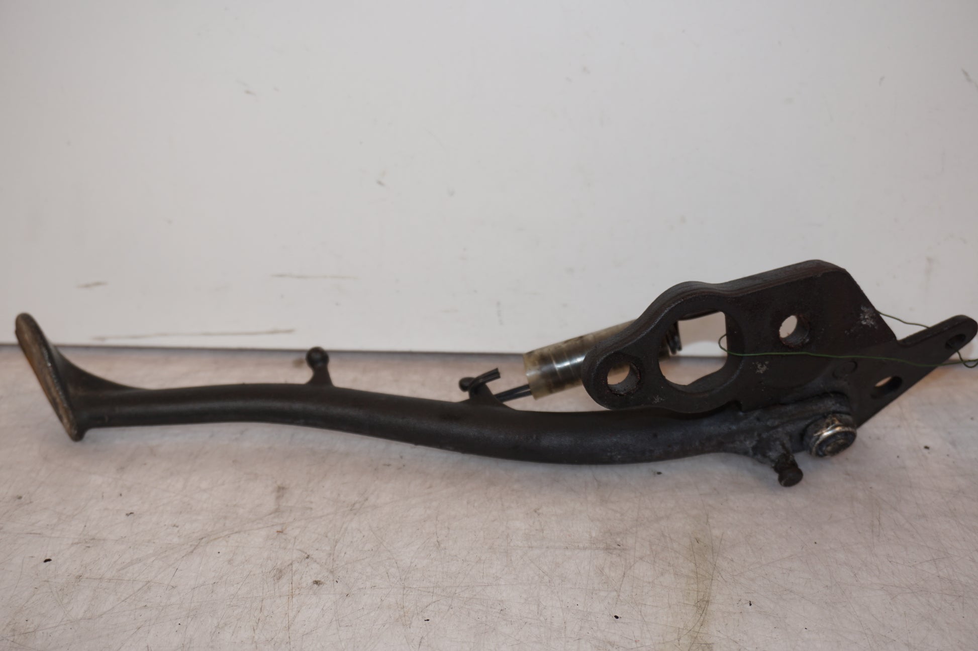 Baksidan på Sidostöd från en Kawasaki ZZ-R 1400 -2010 motorcykel.