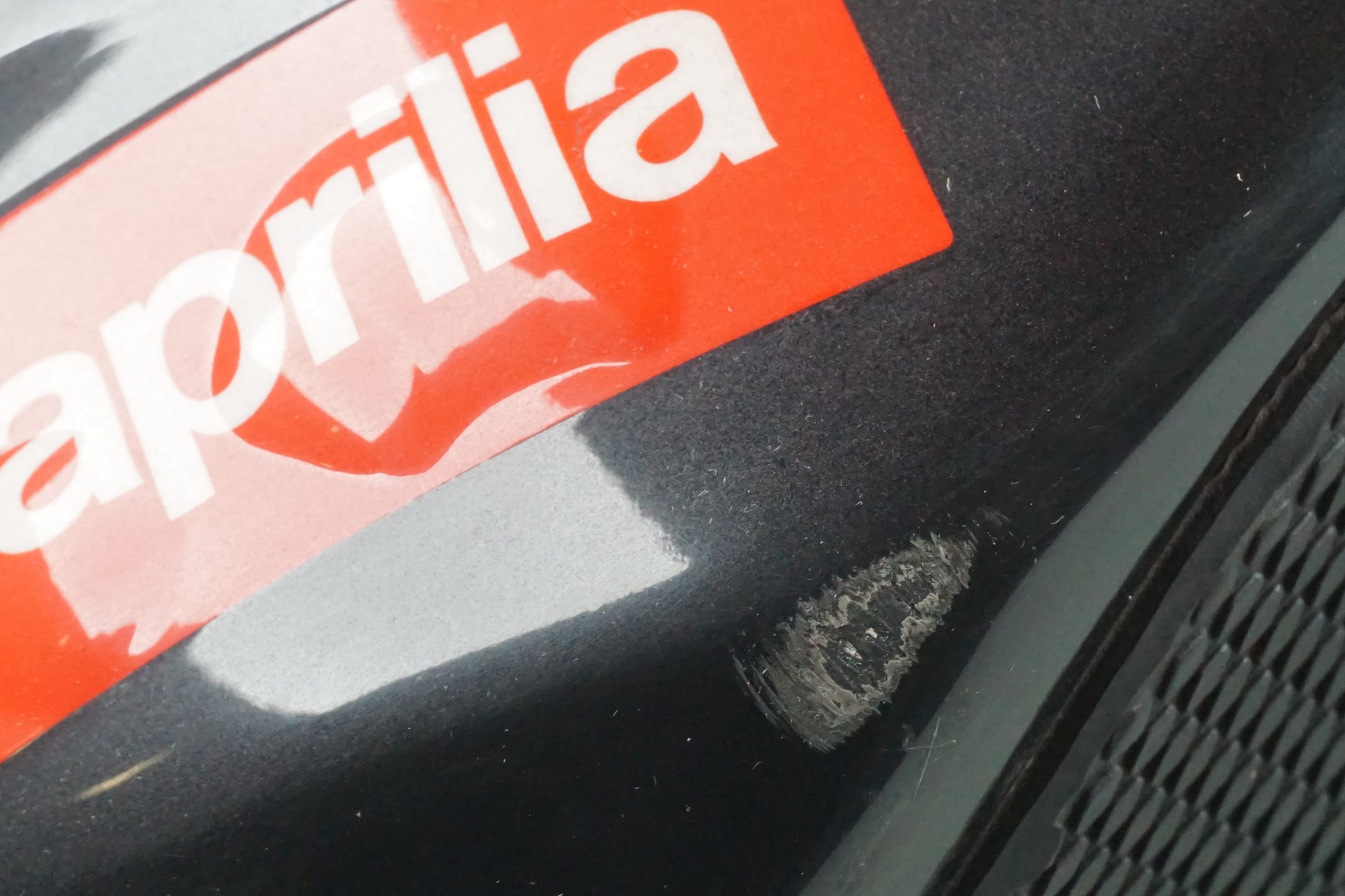 Extrabild3 på Bensintank från en Aprilia RSV 1000 -2010 motorcykel.