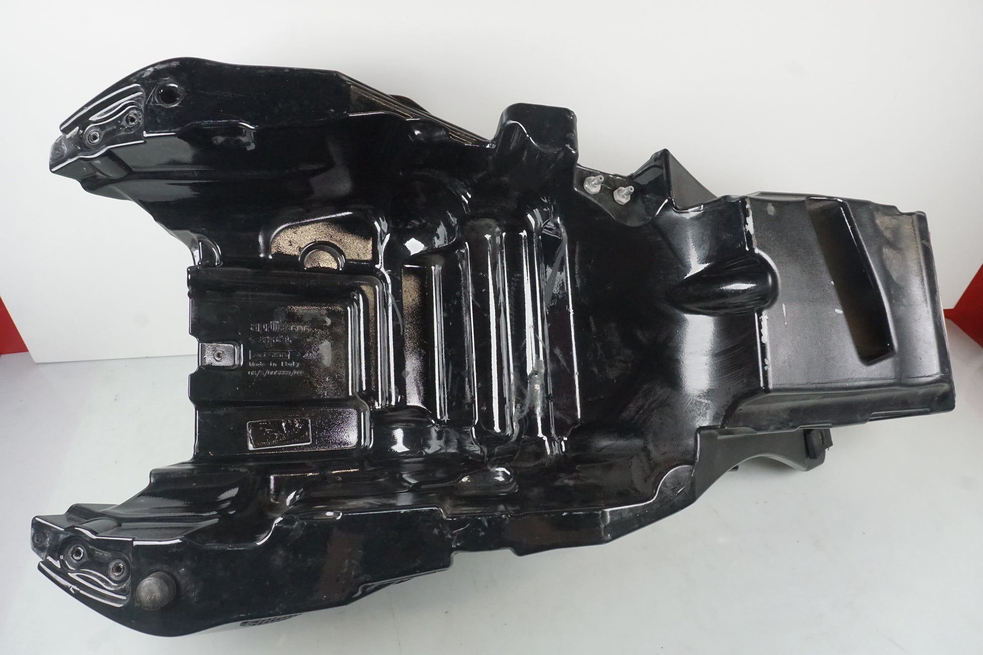 Extrabild4 på Bensintank från en Aprilia RSV 1000 -2010 motorcykel.