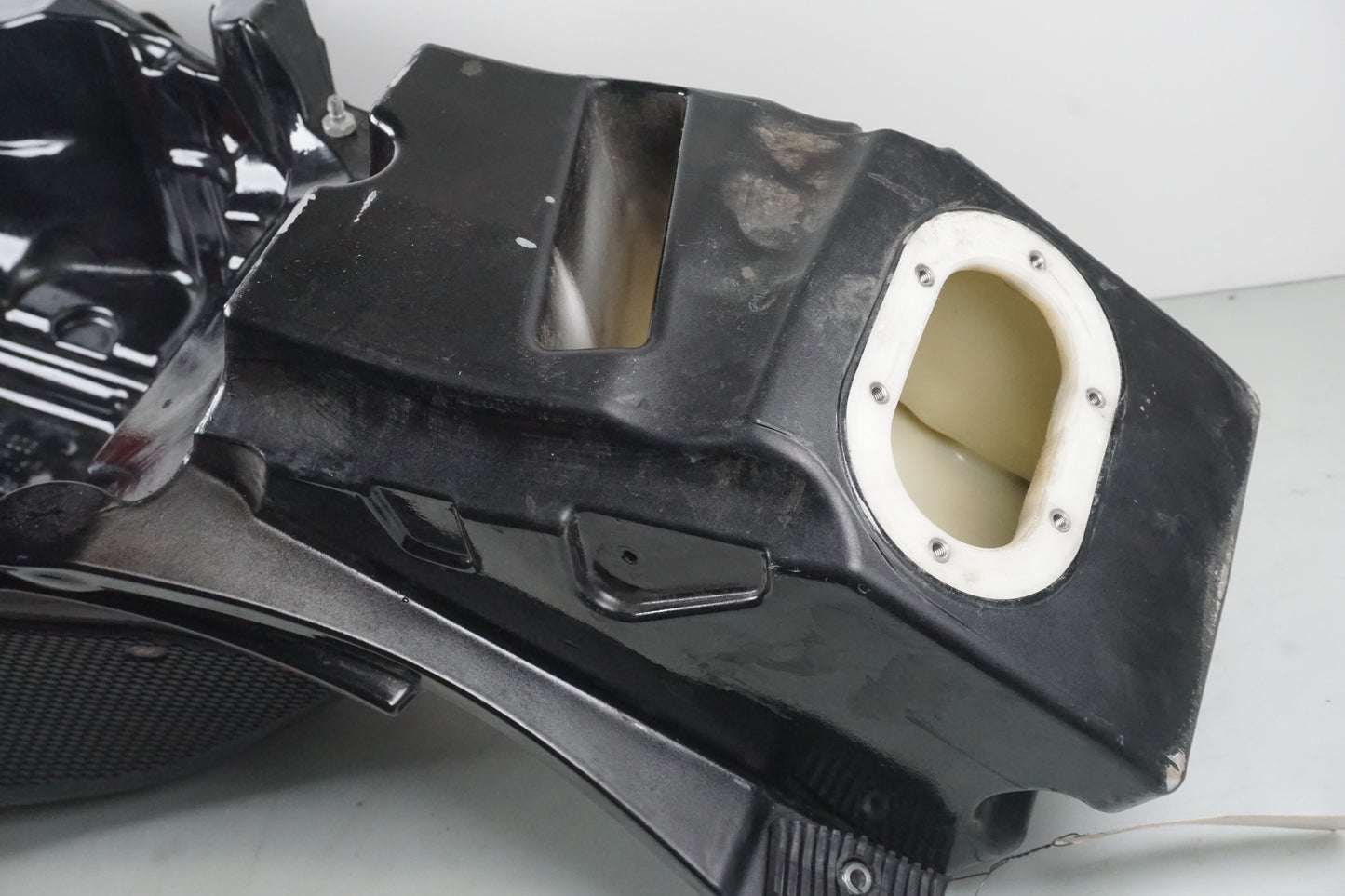 Extrabild5 på Bensintank från en Aprilia RSV 1000 -2010 motorcykel.