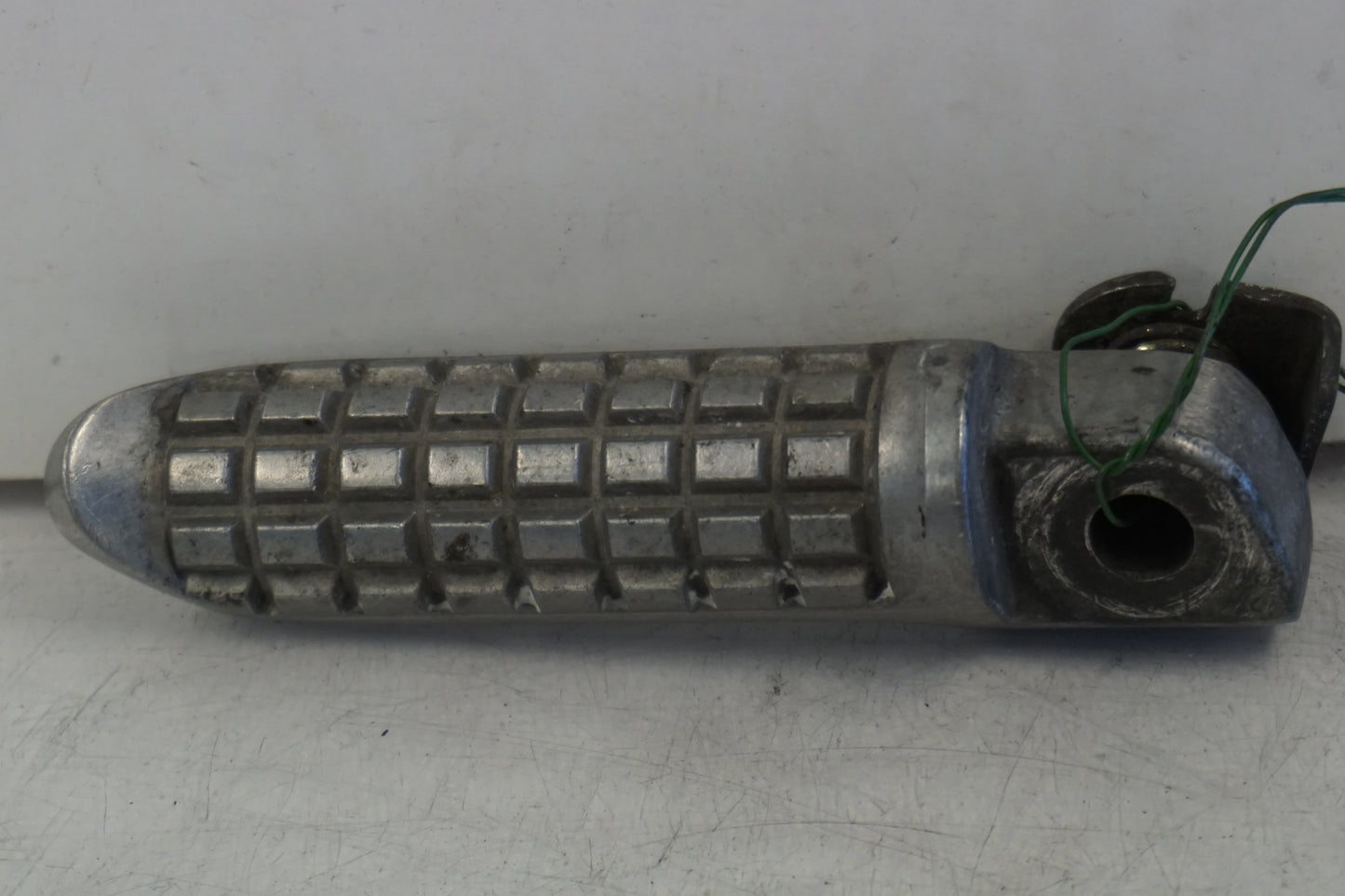 Framsidan på Fotpinne från en Kawasaki ZX-7R -1996 motorcykel.