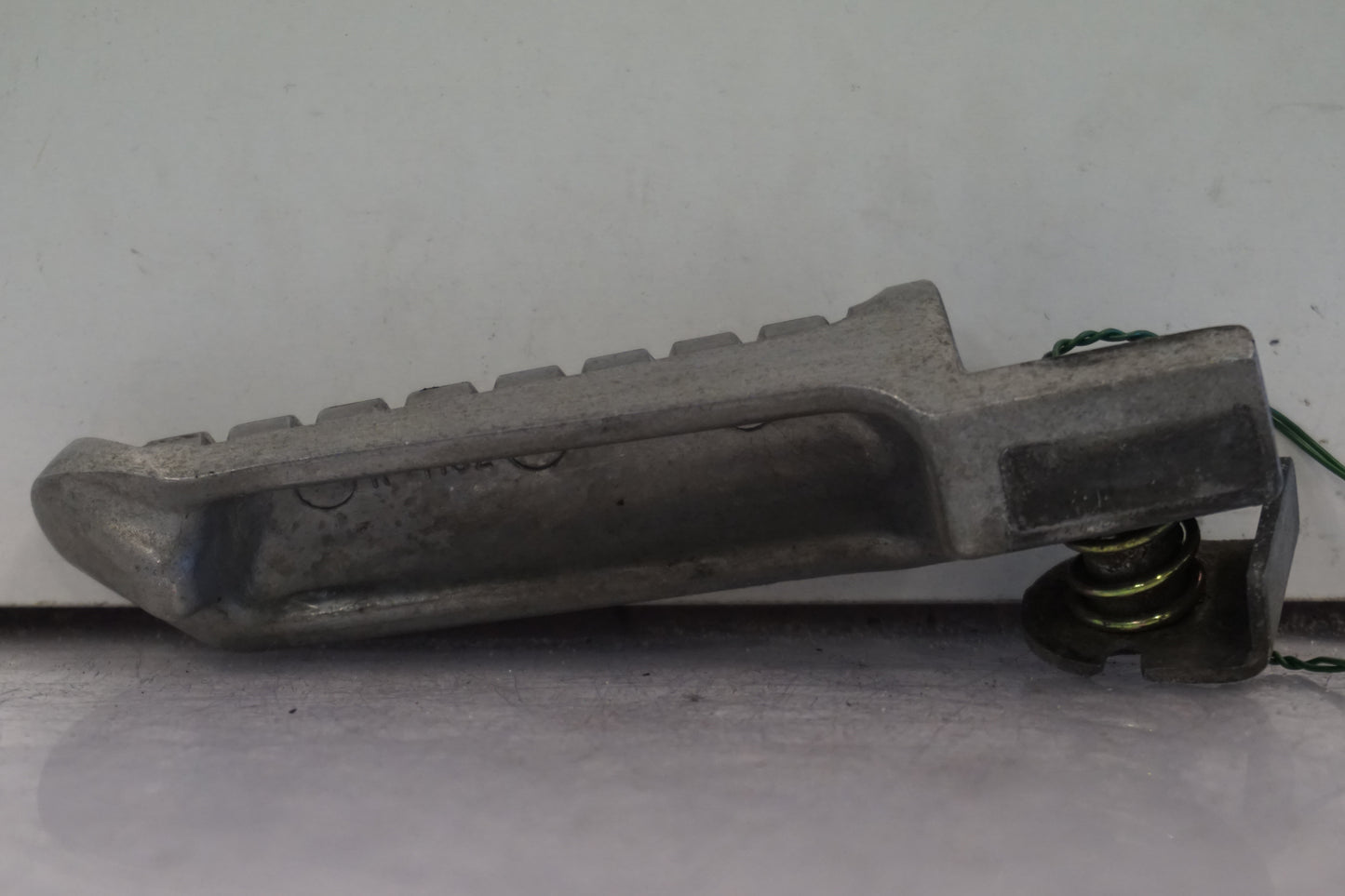 Baksidan på Fotpinne från en Kawasaki ZX-7R -1996 motorcykel.