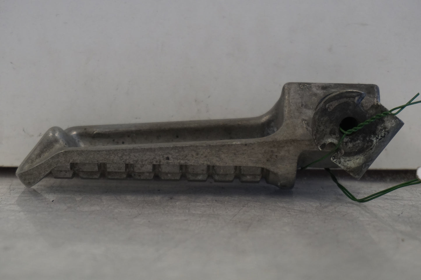 Höger sida på Fotpinne från en Kawasaki ZX-7R -1996 motorcykel.