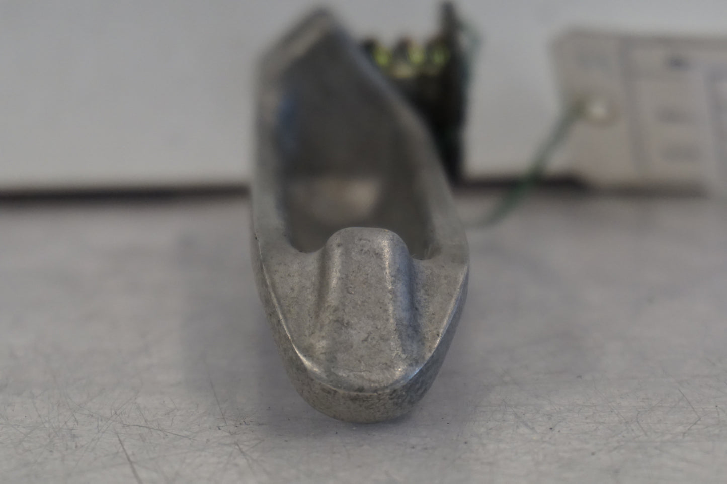 Vänster sida på Fotpinne från en Kawasaki ZX-7R -1996 motorcykel.