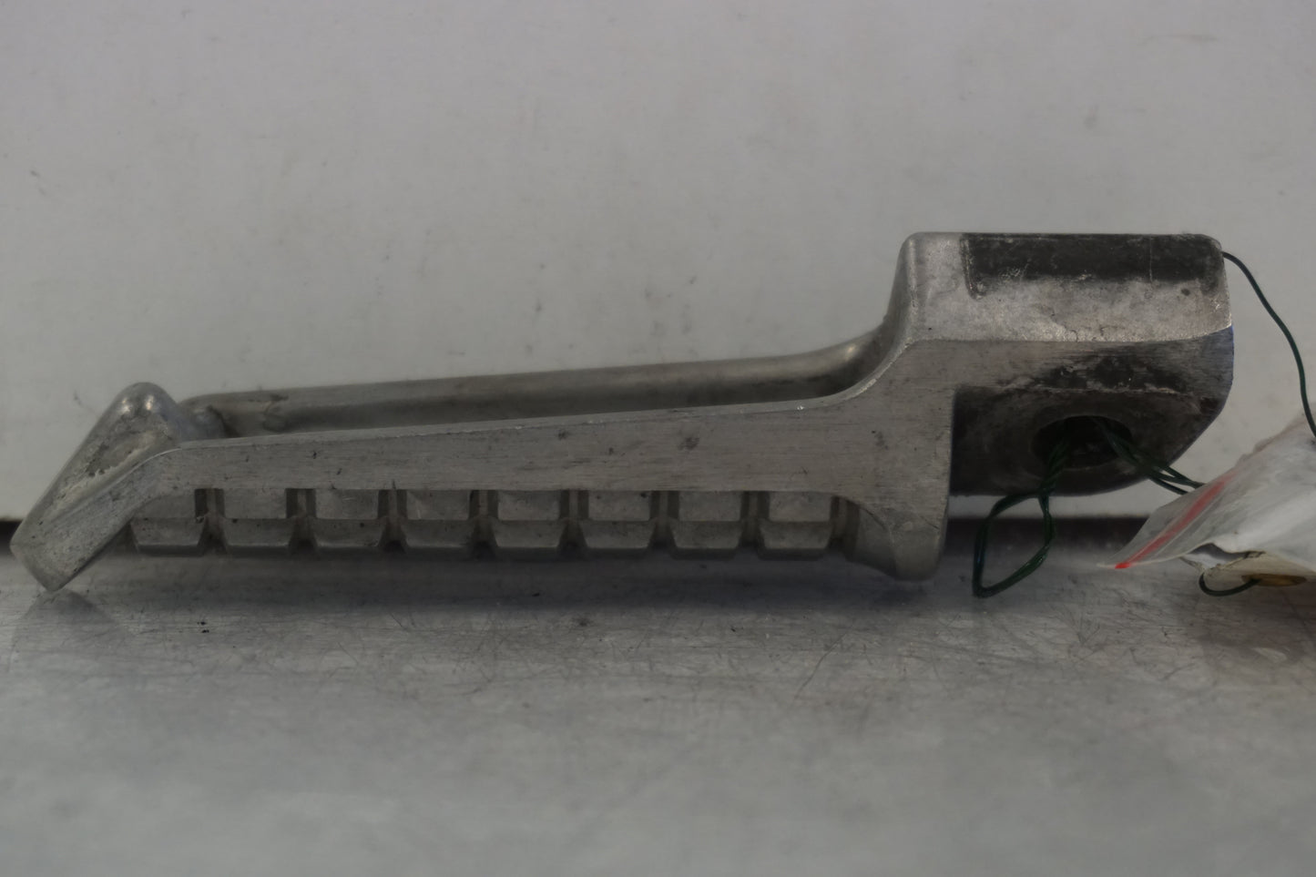 Vänster sida på Fotpinne från en Kawasaki ZX-6R -1997 motorcykel.