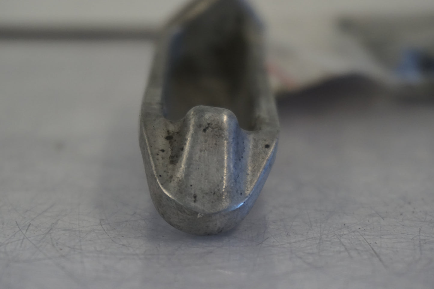 Snett uppifrån på Fotpinne från en Kawasaki ZX-6R -1997 motorcykel.