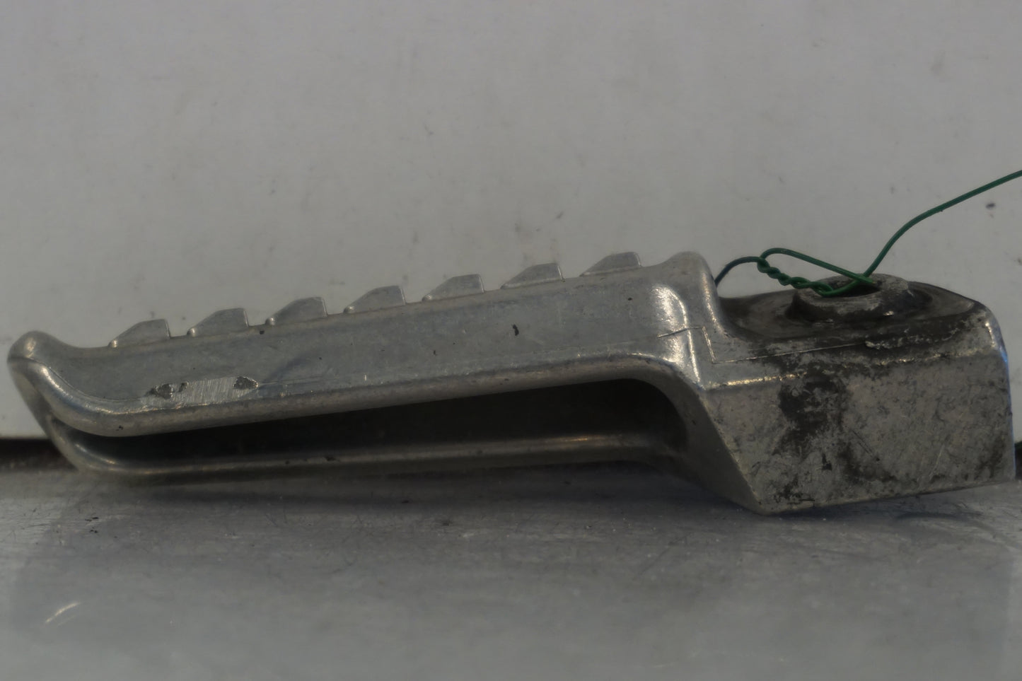 Baksidan på Fotpinne från en Kawasaki ER-6N -2006 motorcykel.