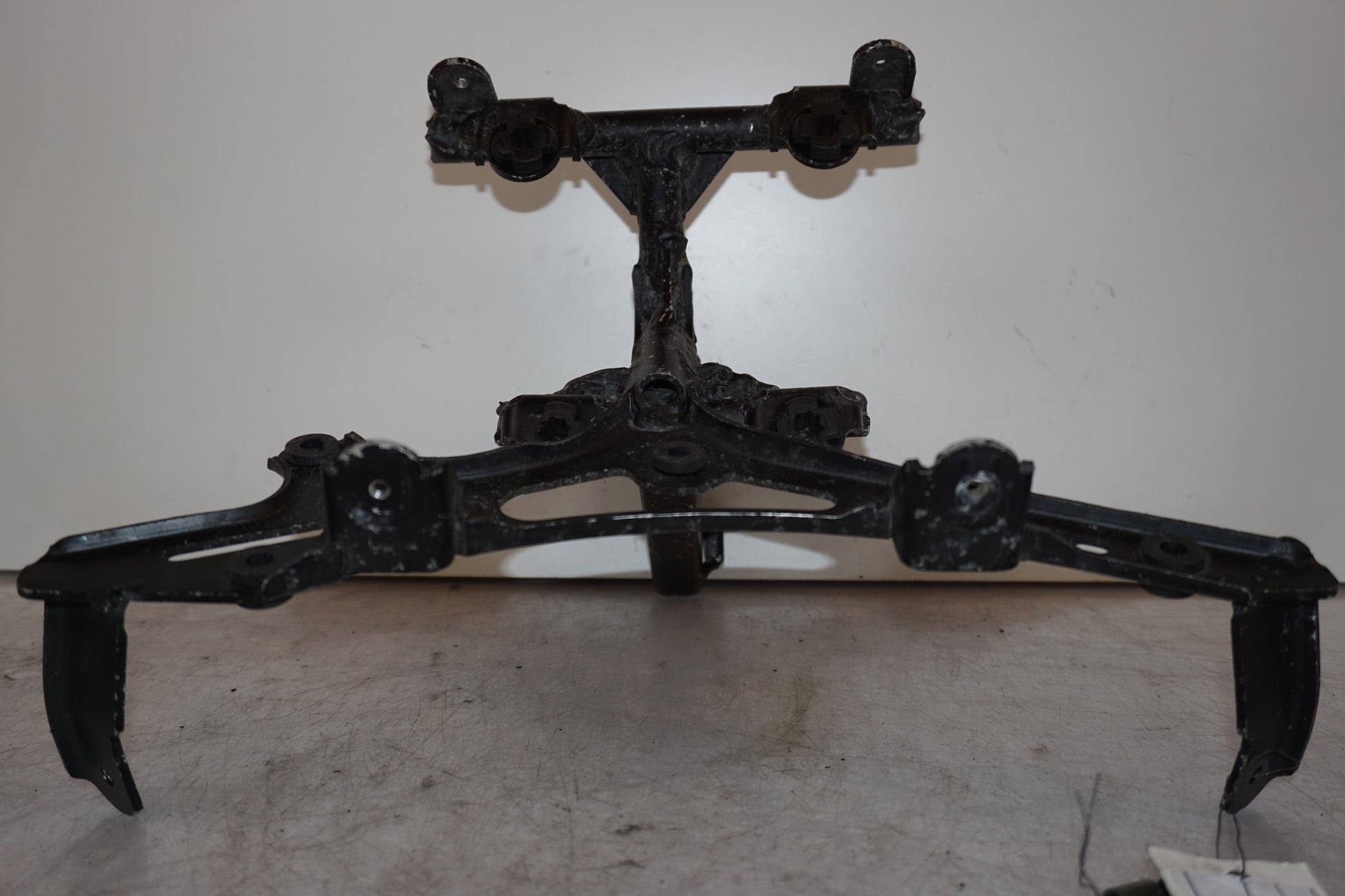 Vänster sida på Instrumentfäste från en Suzuki TL 1000 S -1997 motorcykel.