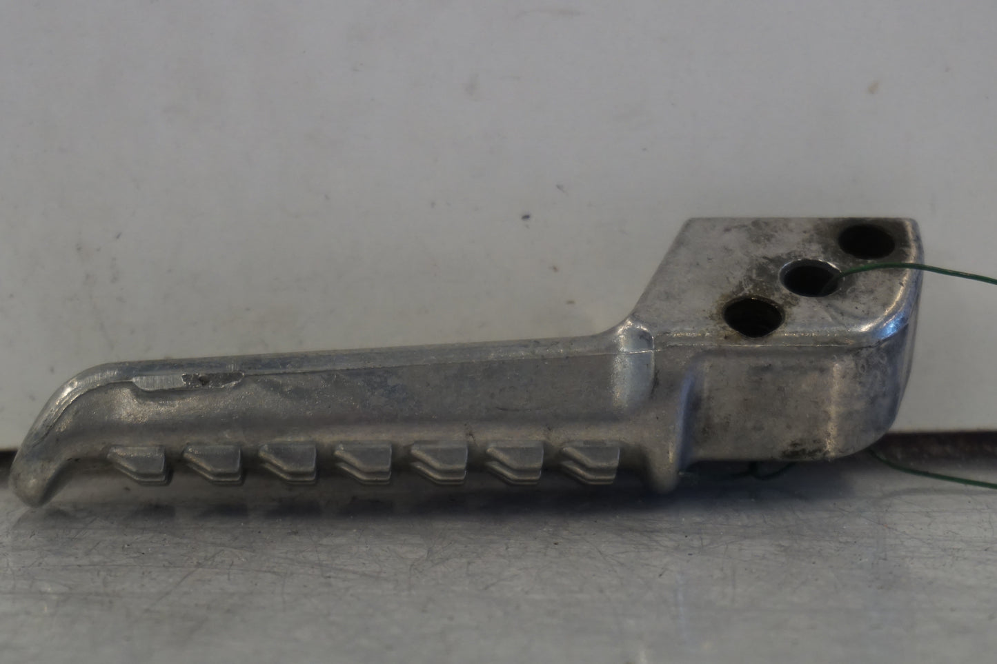 Vänster sida på Fotpinne från en Kawasaki ER-6N -2006 motorcykel.