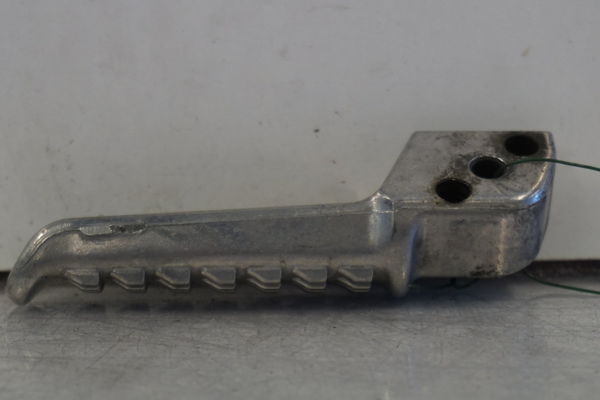 Vänster sida på Fotpinne från en Kawasaki ER-6N -2006 motorcykel.