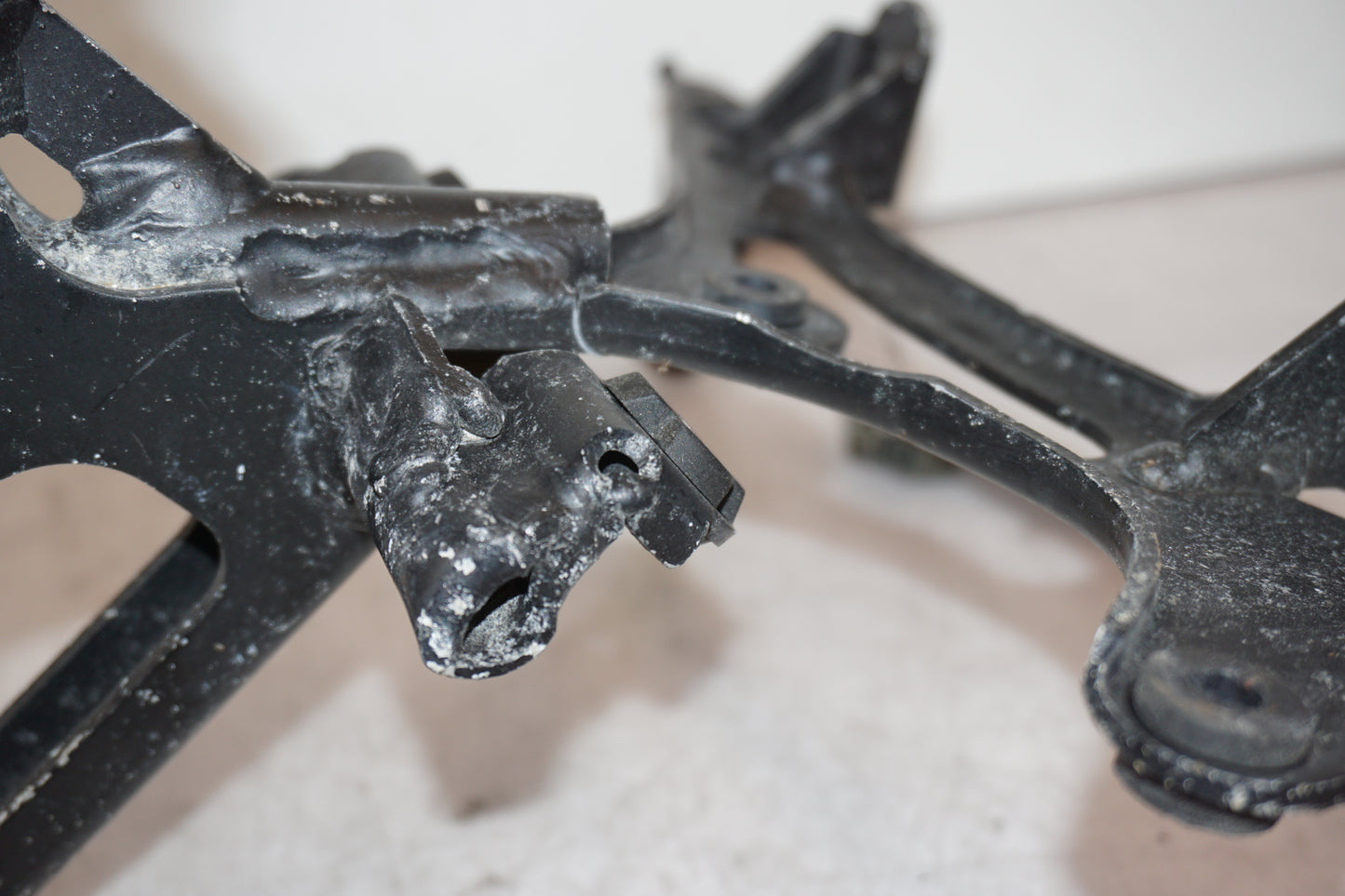 Snett nerifrån på Instrumentfäste från en Suzuki TL 1000 S -1997 motorcykel.