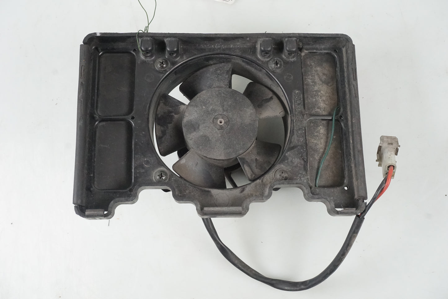 Framsidan på Vattenkylfläkt från en KTM 640 Duke -2002 motorcykel.