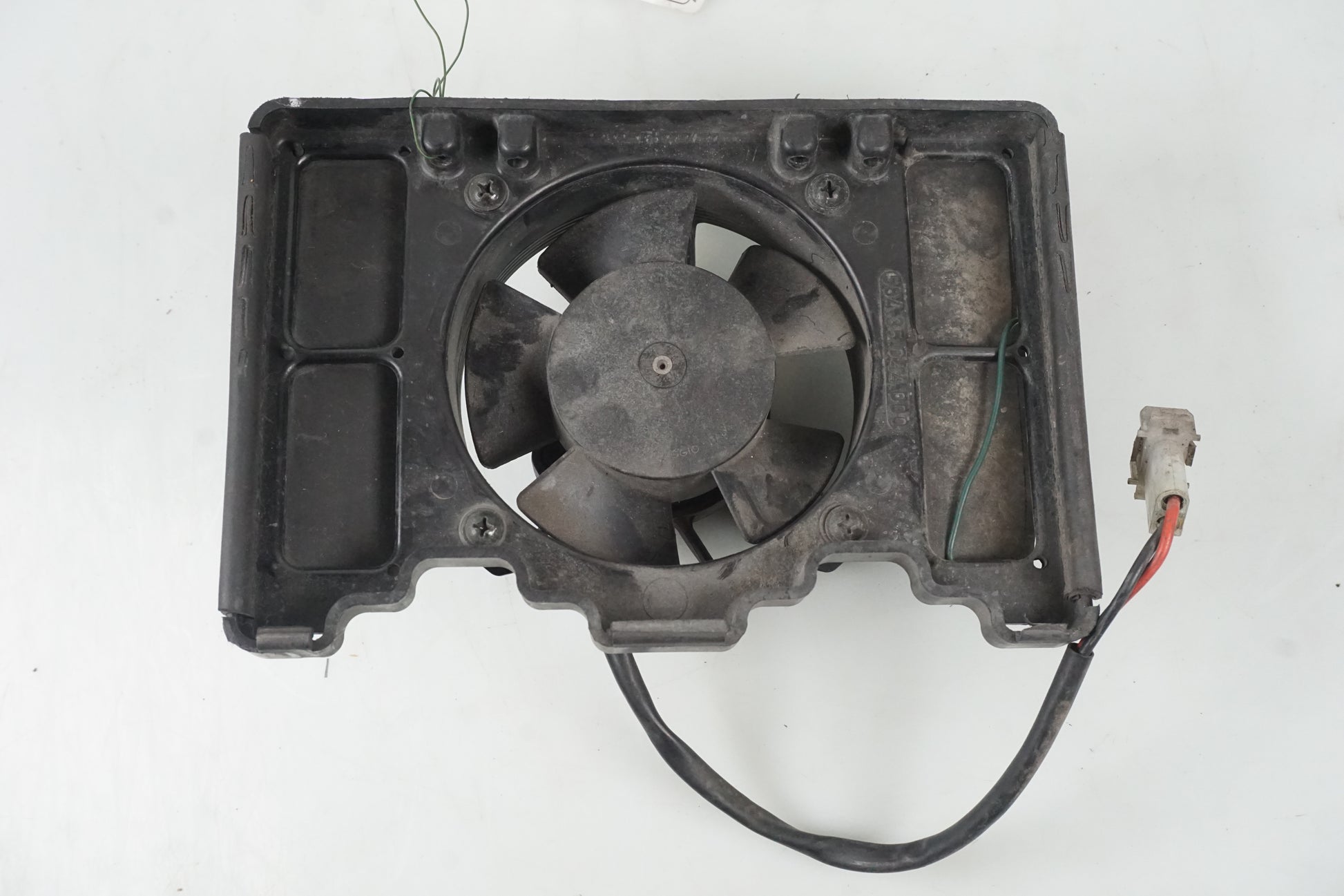 Framsidan på Vattenkylfläkt från en KTM 640 Duke -2002 motorcykel.