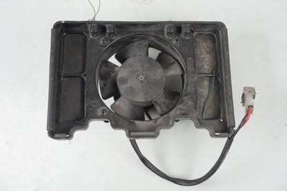 Framsidan på Vattenkylfläkt från en KTM 640 Duke -2002 motorcykel.