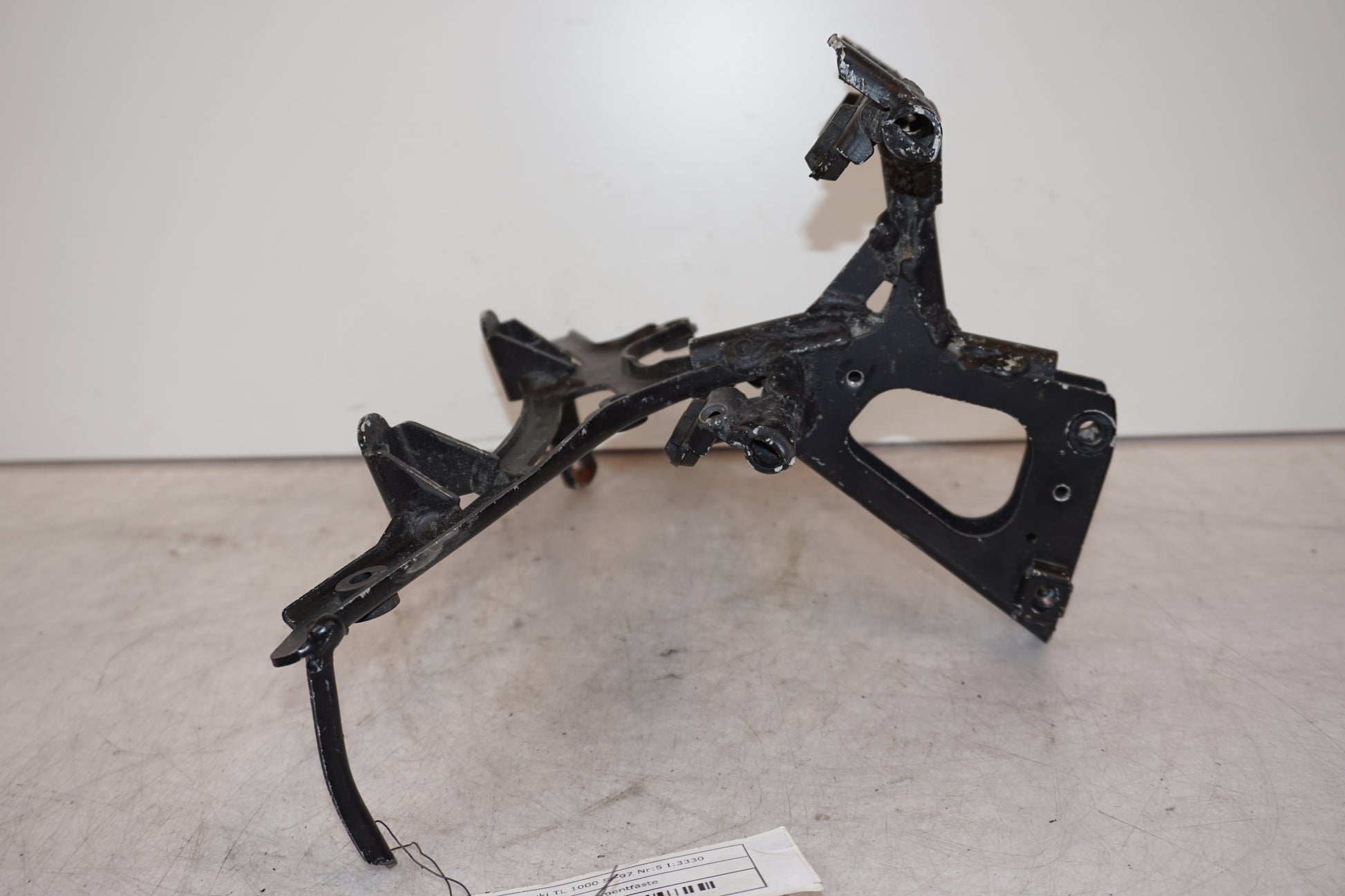 Extrabild1 på Instrumentfäste från en Suzuki TL 1000 S -1997 motorcykel.