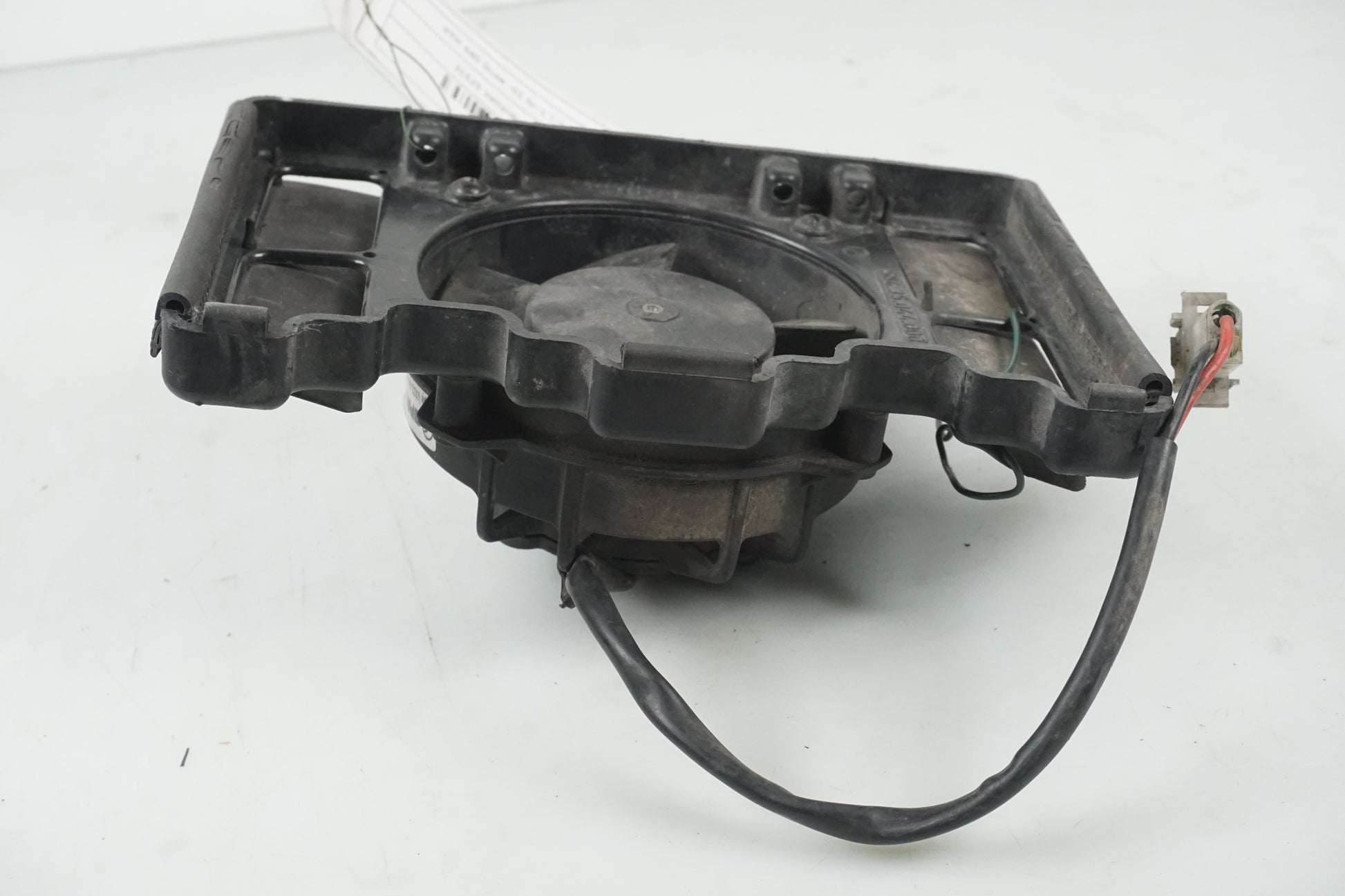 Baksidan på Vattenkylfläkt från en KTM 640 Duke -2002 motorcykel.