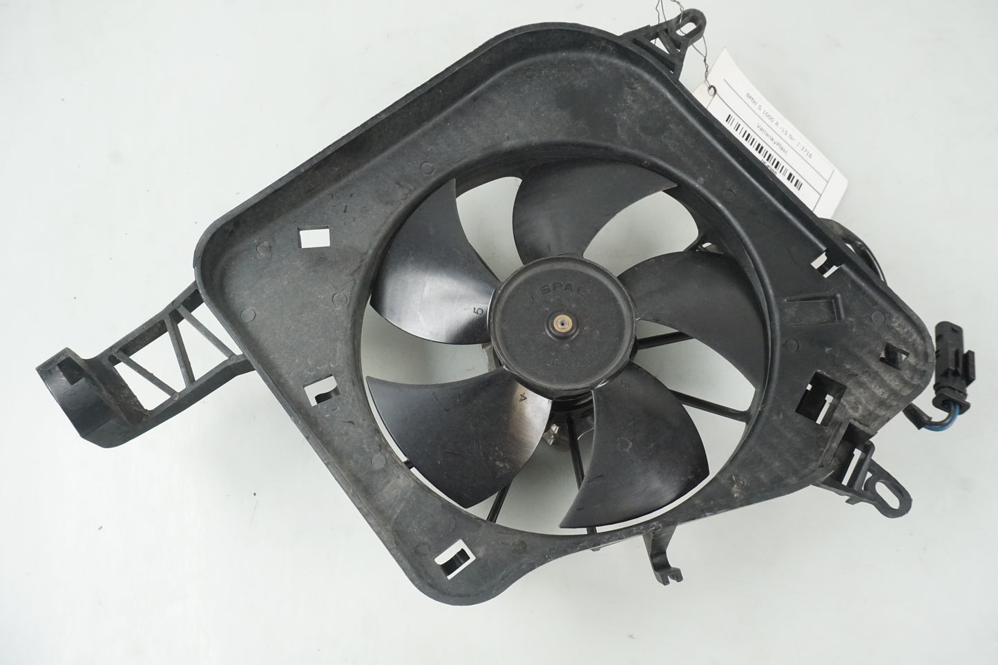 Framsidan på Vattenkylfläkt från en BMW S 1000 R -2015 motorcykel.