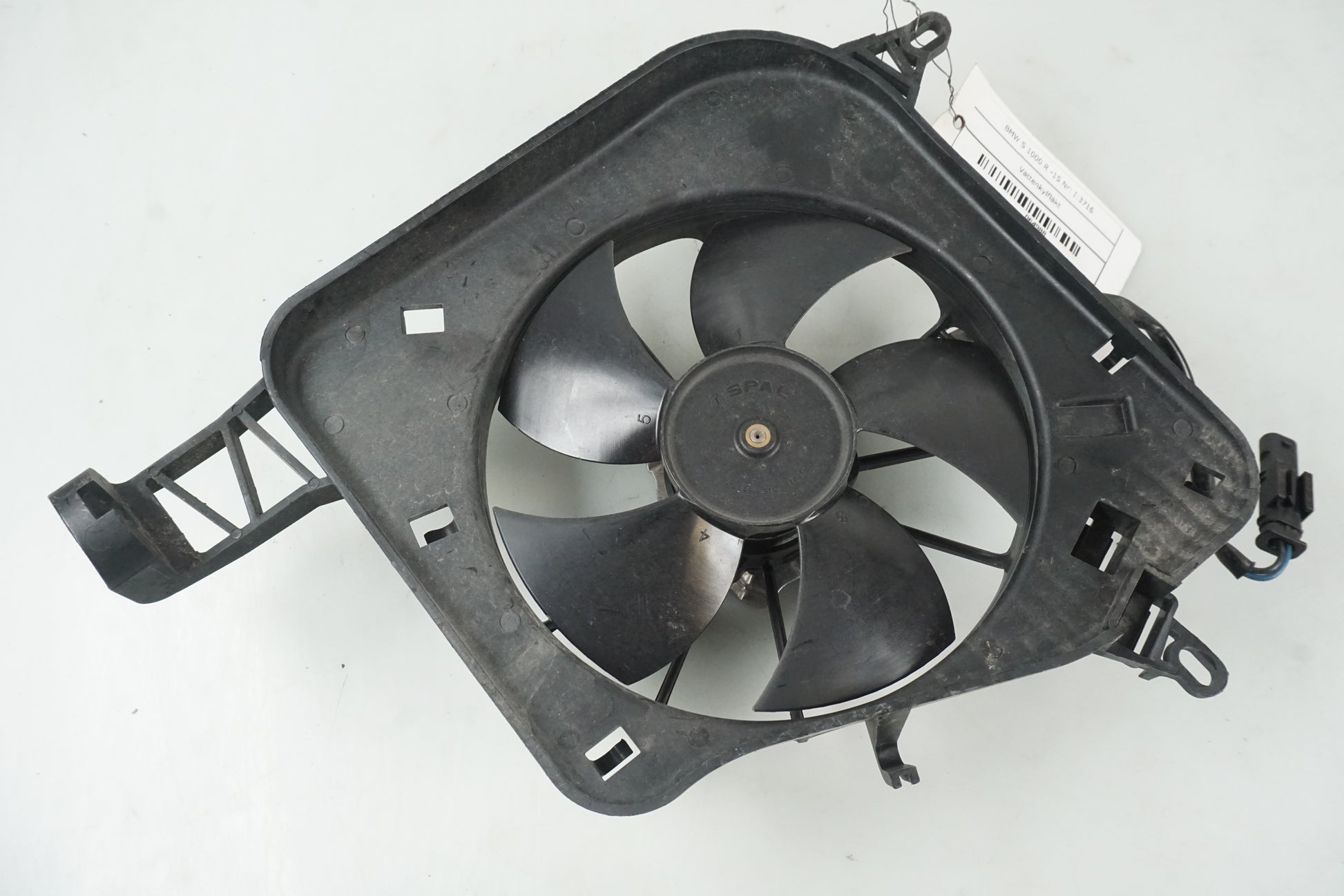 Framsidan på Vattenkylfläkt från en BMW S 1000 R -2015 motorcykel.