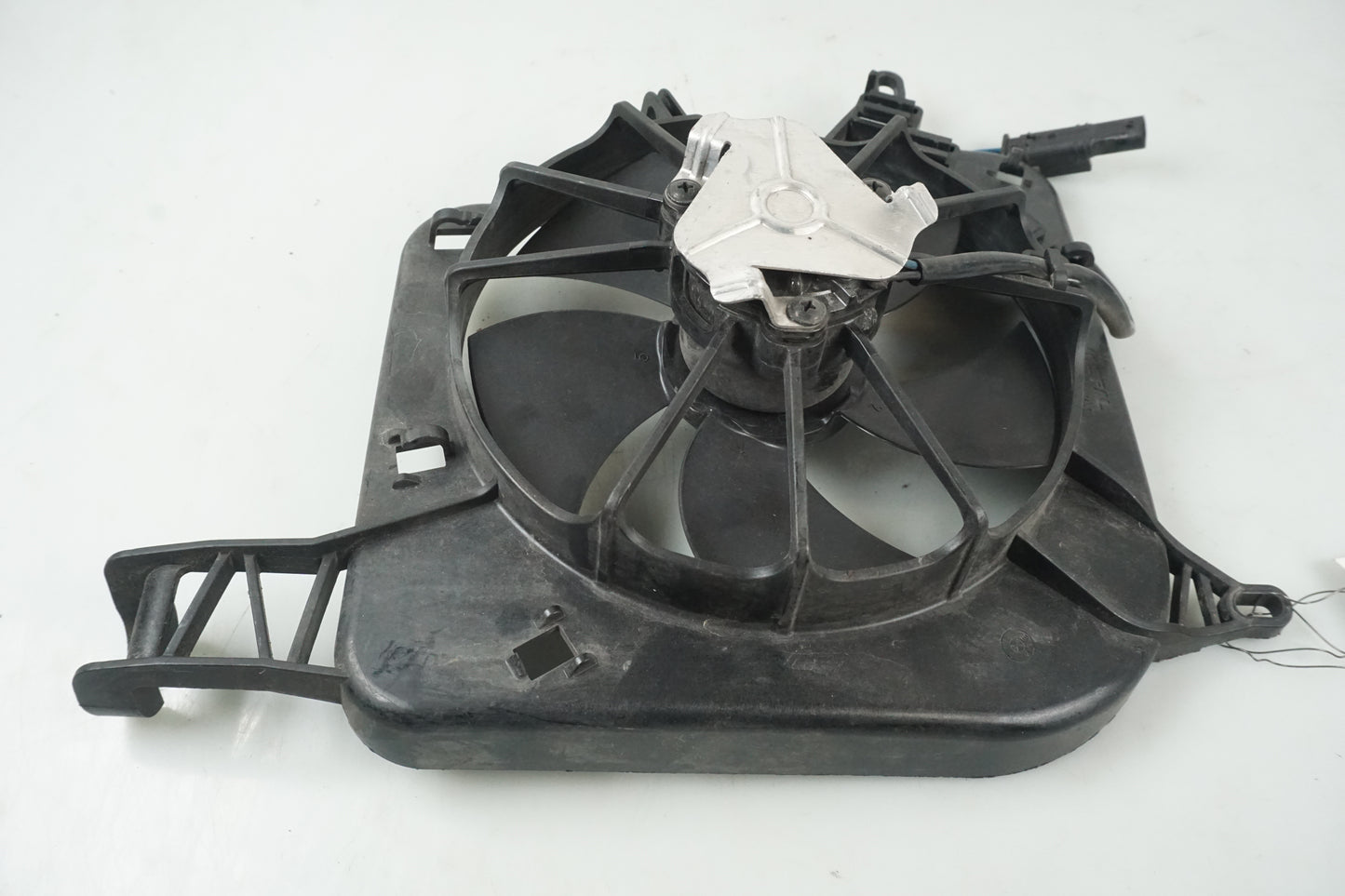 Baksidan på Vattenkylfläkt från en BMW S 1000 R -2015 motorcykel.