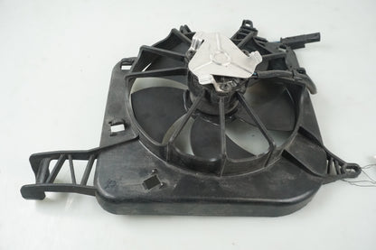 Baksidan på Vattenkylfläkt från en BMW S 1000 R -2015 motorcykel.