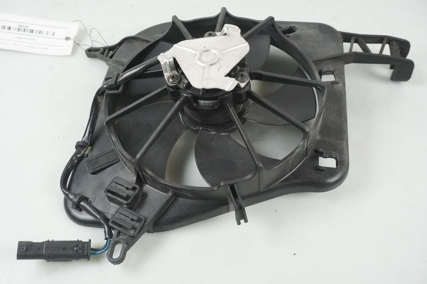 Höger sida på Vattenkylfläkt från en BMW S 1000 R -2015 motorcykel.