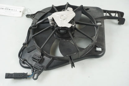 Höger sida på Vattenkylfläkt från en BMW S 1000 R -2015 motorcykel.