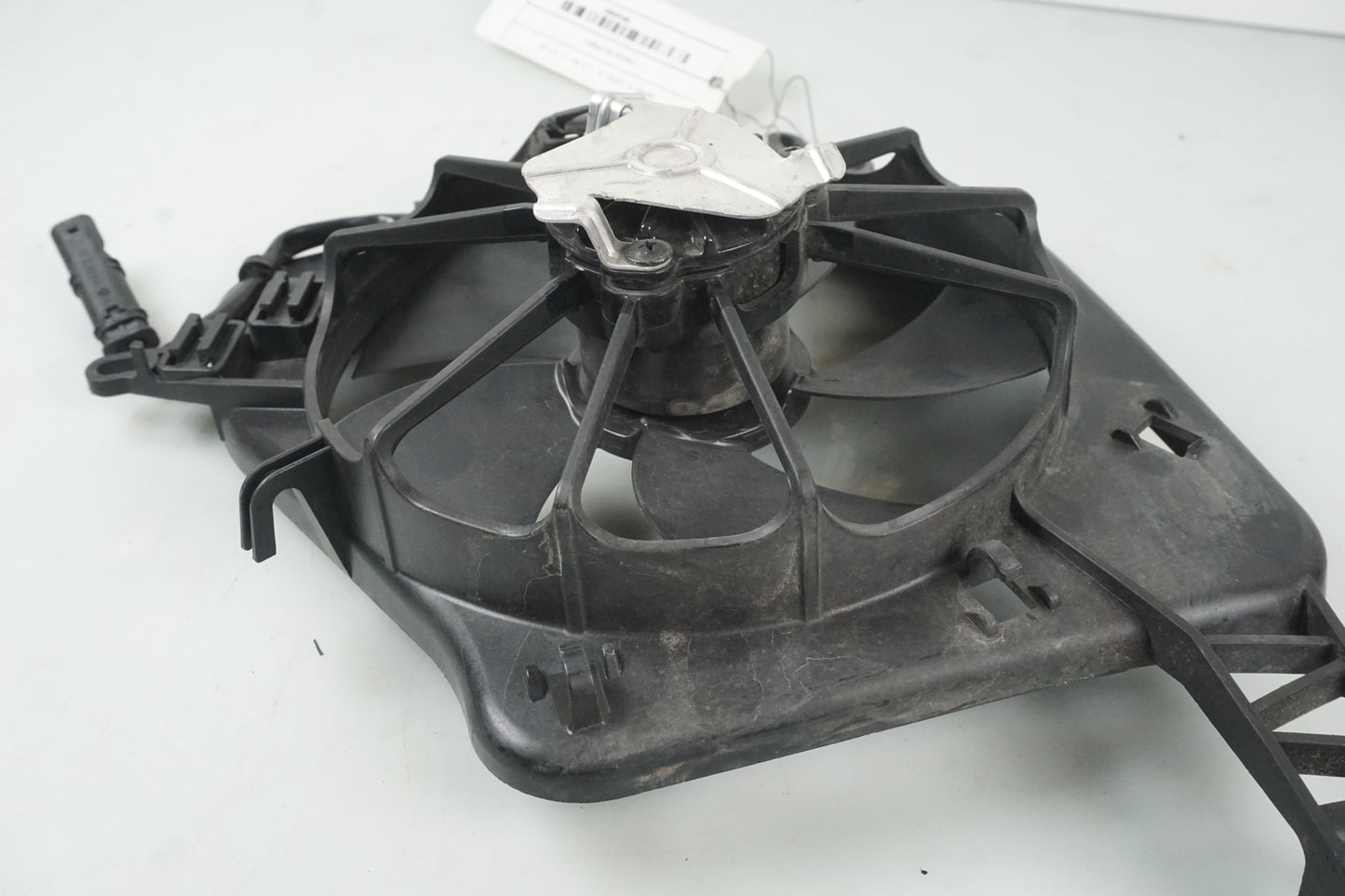 Vänster sida på Vattenkylfläkt från en BMW S 1000 R -2015 motorcykel.