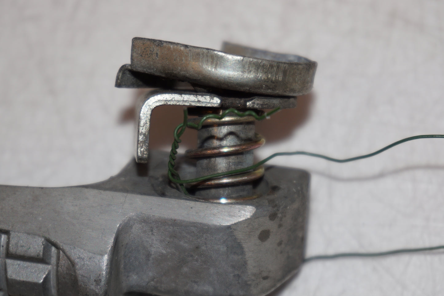 Snett nerifrån på Fotpinne från en Kawasaki ZX-7R -1996 motorcykel.