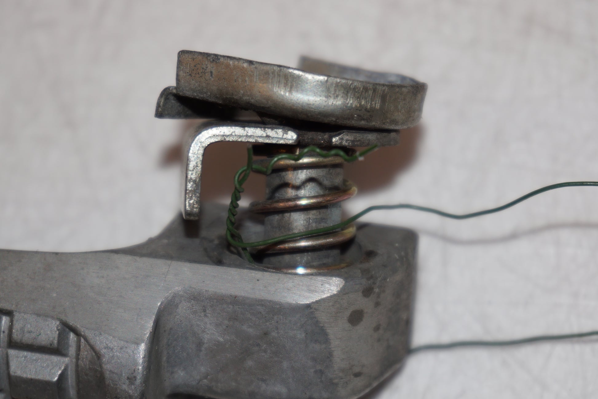 Snett nerifrån på Fotpinne från en Kawasaki ZX-7R -1996 motorcykel.