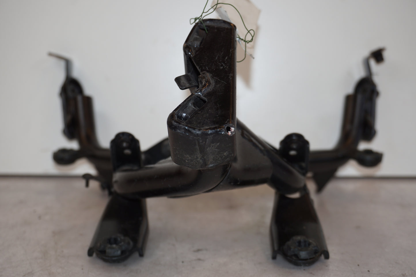 Baksidan på Toppkåpstag från en Suzuki GSF 1200 -2006 motorcykel.