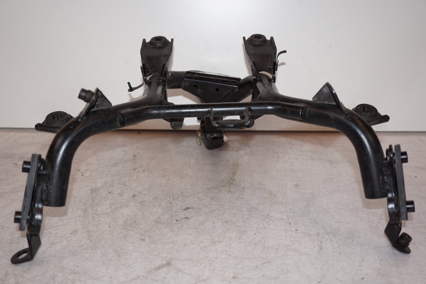 Vänster sida på Toppkåpstag från en Suzuki GSF 1200 -2006 motorcykel.