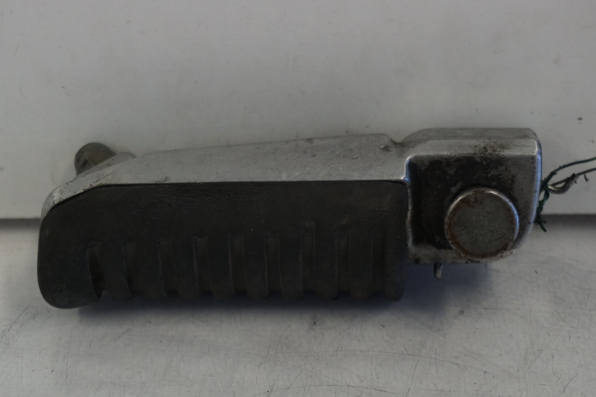 Vänster sida på Fotpinne från en Kawasaki ZX-6R -2002 motorcykel.