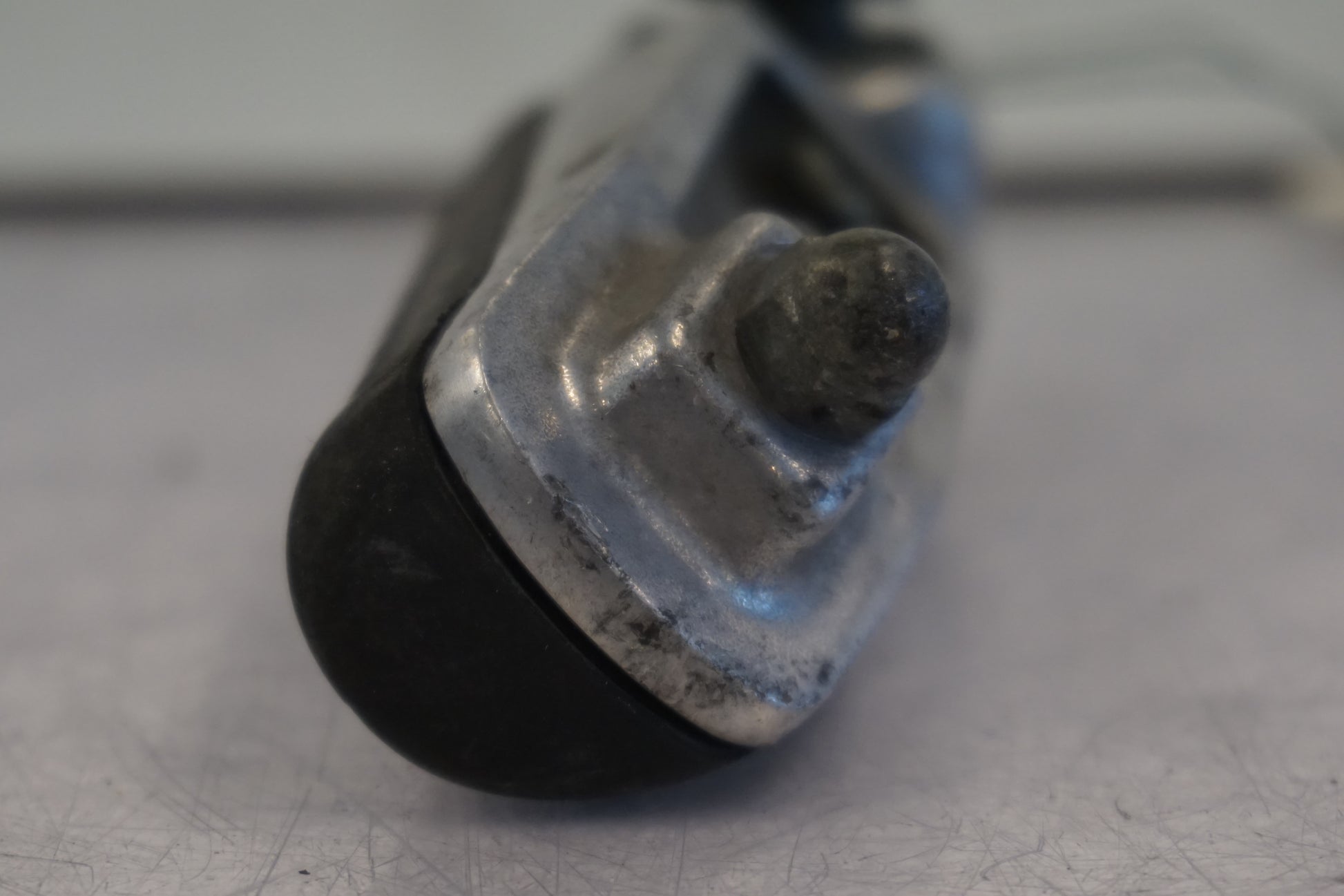 Snett uppifrån på Fotpinne från en Kawasaki ZX-6R -2002 motorcykel.