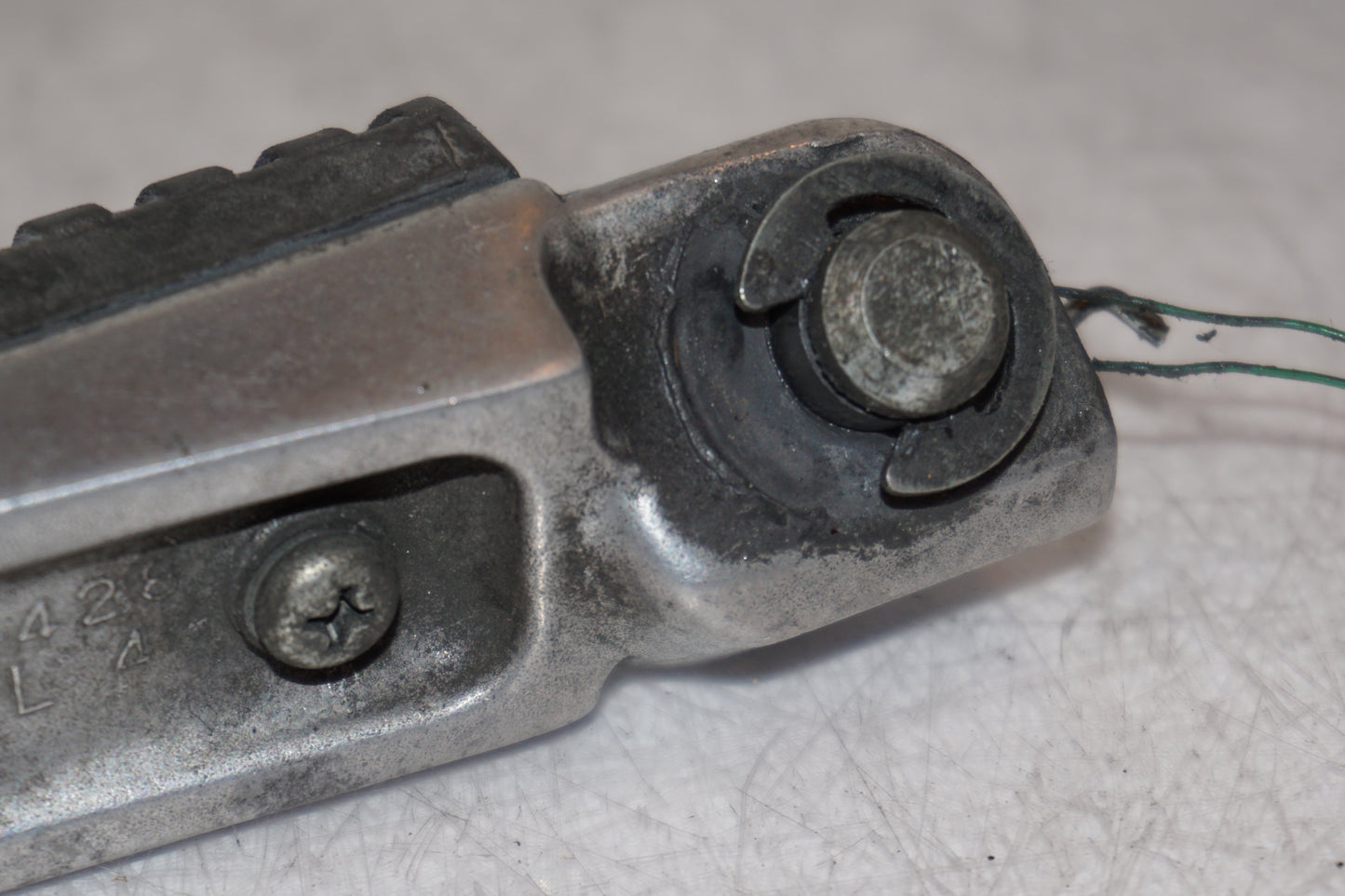 Snett nerifrån på Fotpinne från en Kawasaki ZX-6R -2002 motorcykel.