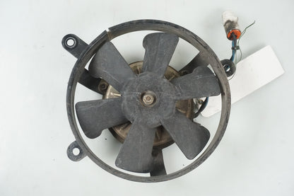 Framsidan på Vattenkylfläkt från en Ducati 748 -2002 motorcykel.