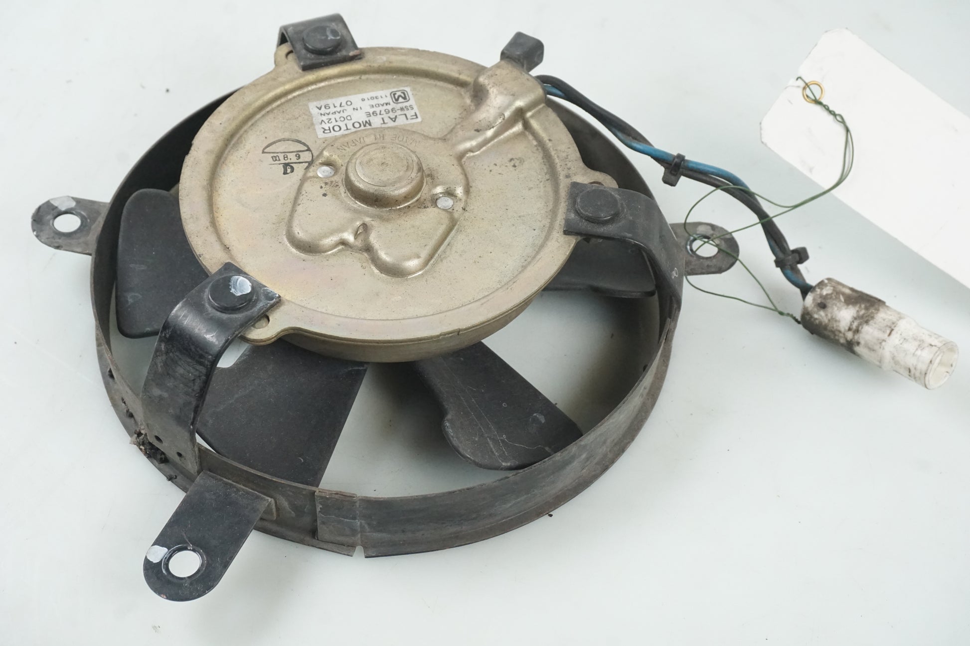 Höger sida på Vattenkylfläkt från en Ducati 748 -2002 motorcykel.