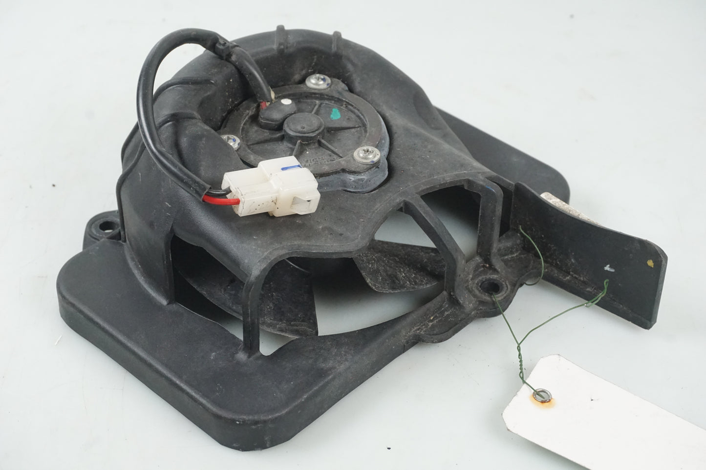 Höger sida på Vattenkylfläkt från en KTM 125 Duke -2017 motorcykel.