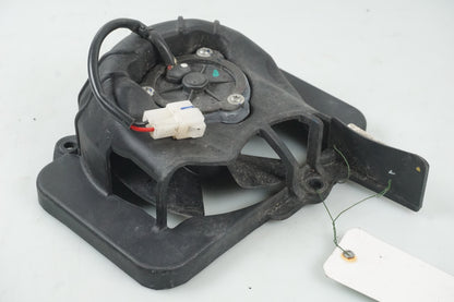 Höger sida på Vattenkylfläkt från en KTM 125 Duke -2017 motorcykel.