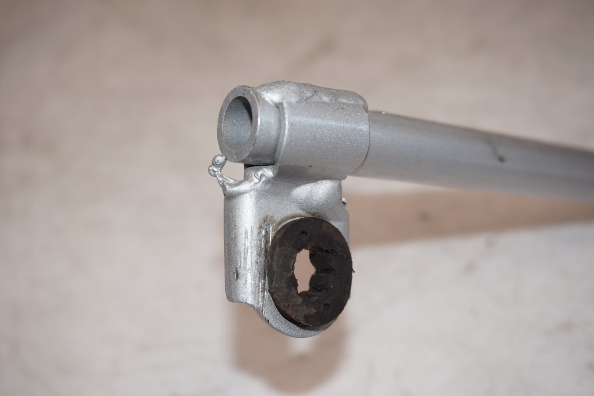 Snett nerifrån på Kåpstag från en Suzuki TL 1000 S -1997 motorcykel.