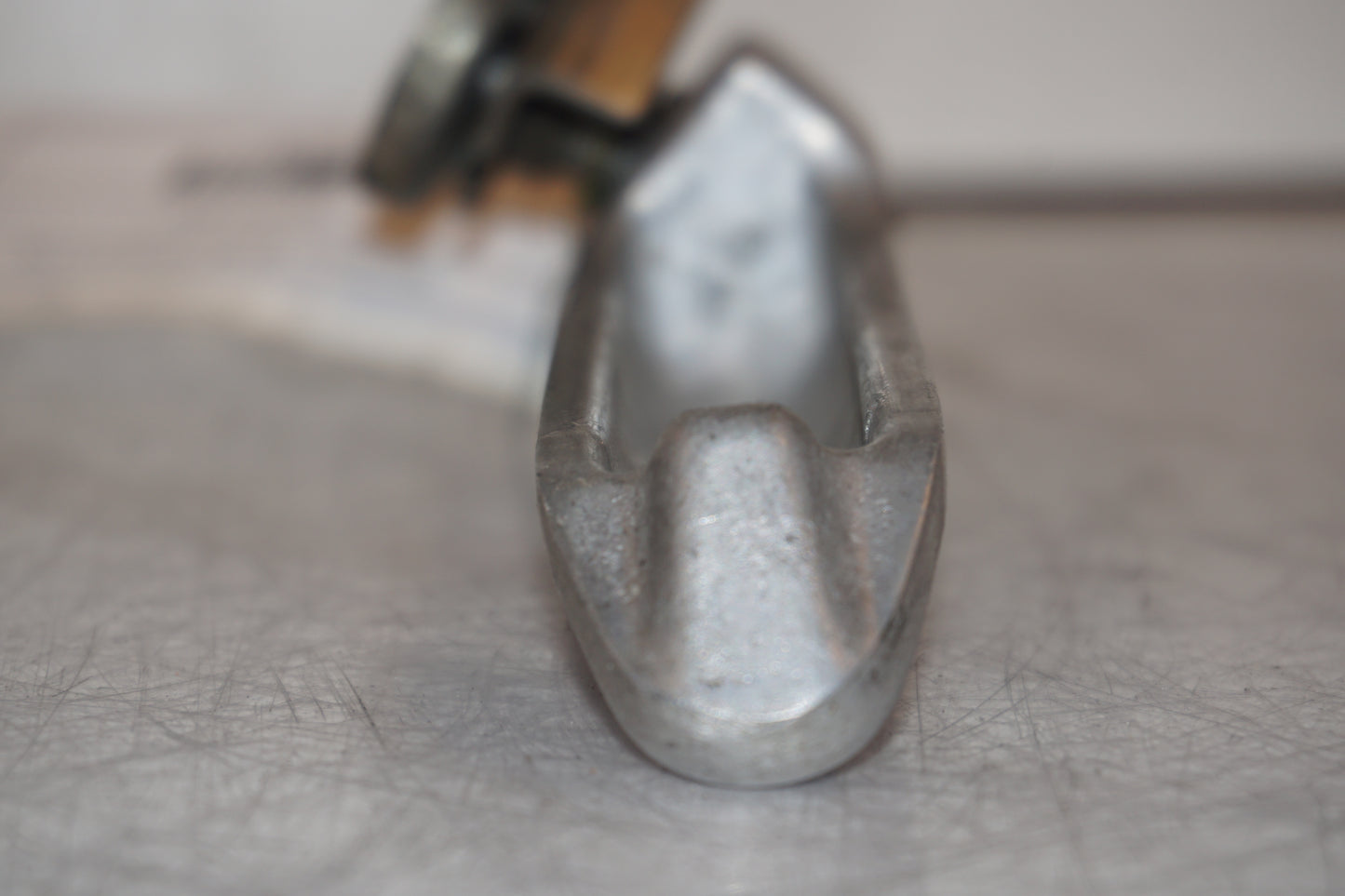 Vänster sida på Fotpinne från en Kawasaki ZX-7R -1997 motorcykel.