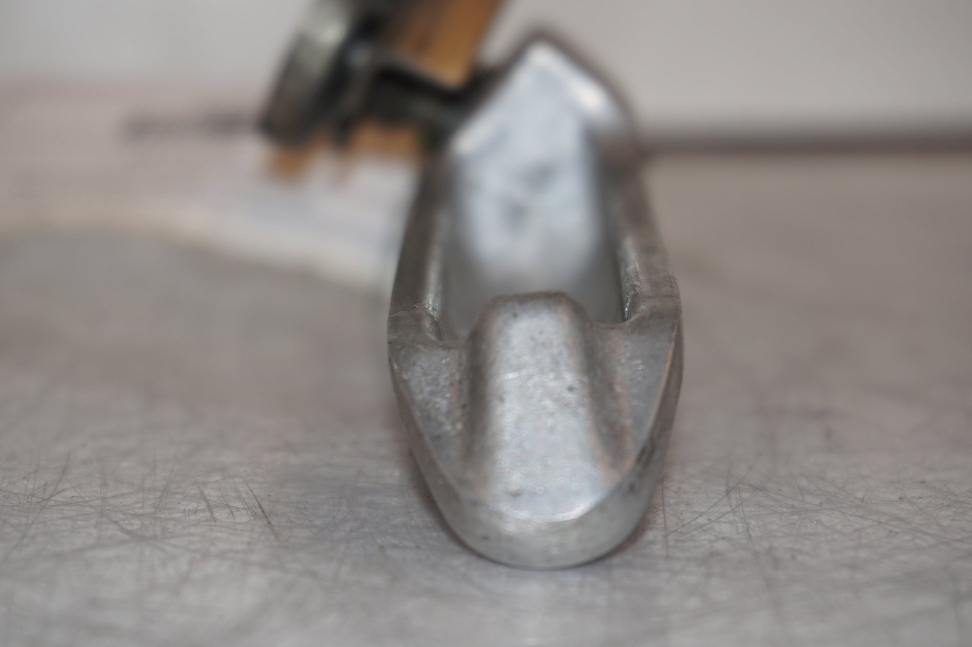 Vänster sida på Fotpinne från en Kawasaki ZX-7R -1997 motorcykel.