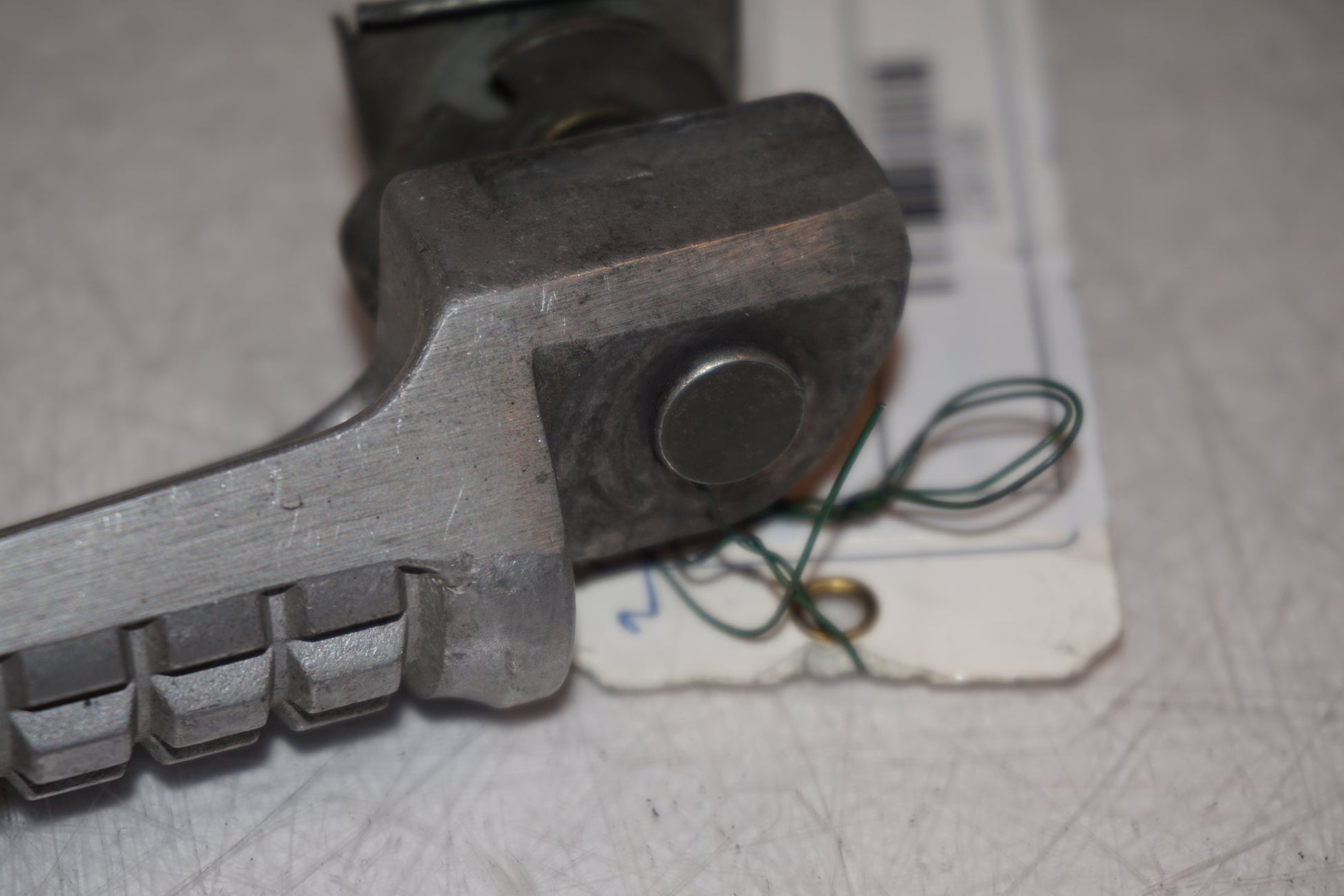 Snett nerifrån på Fotpinne från en Kawasaki ZX-7R -1997 motorcykel.