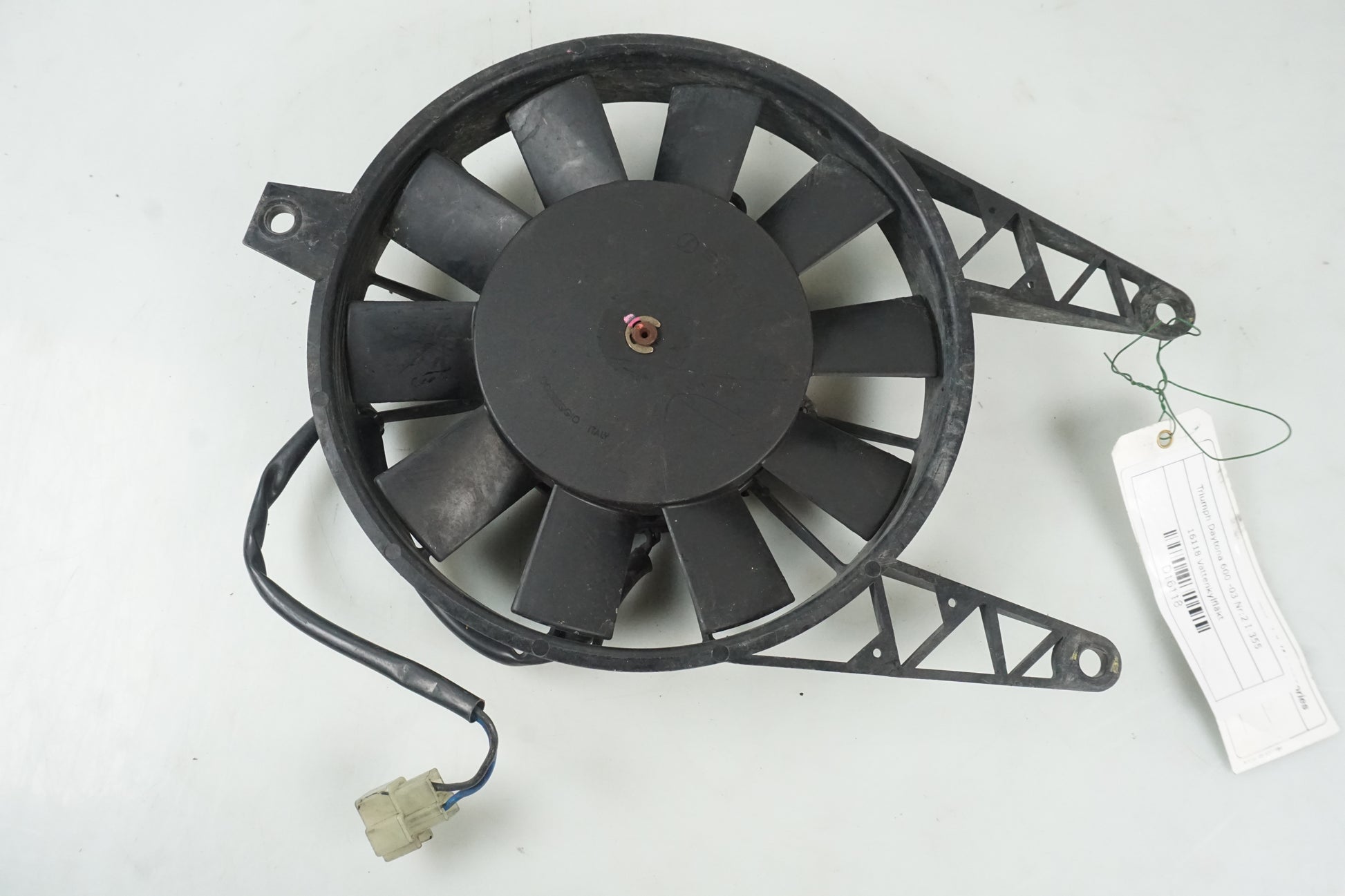 Framsidan på Vattenkylfläkt från en Triumph Daytona 600 -2003 motorcykel.