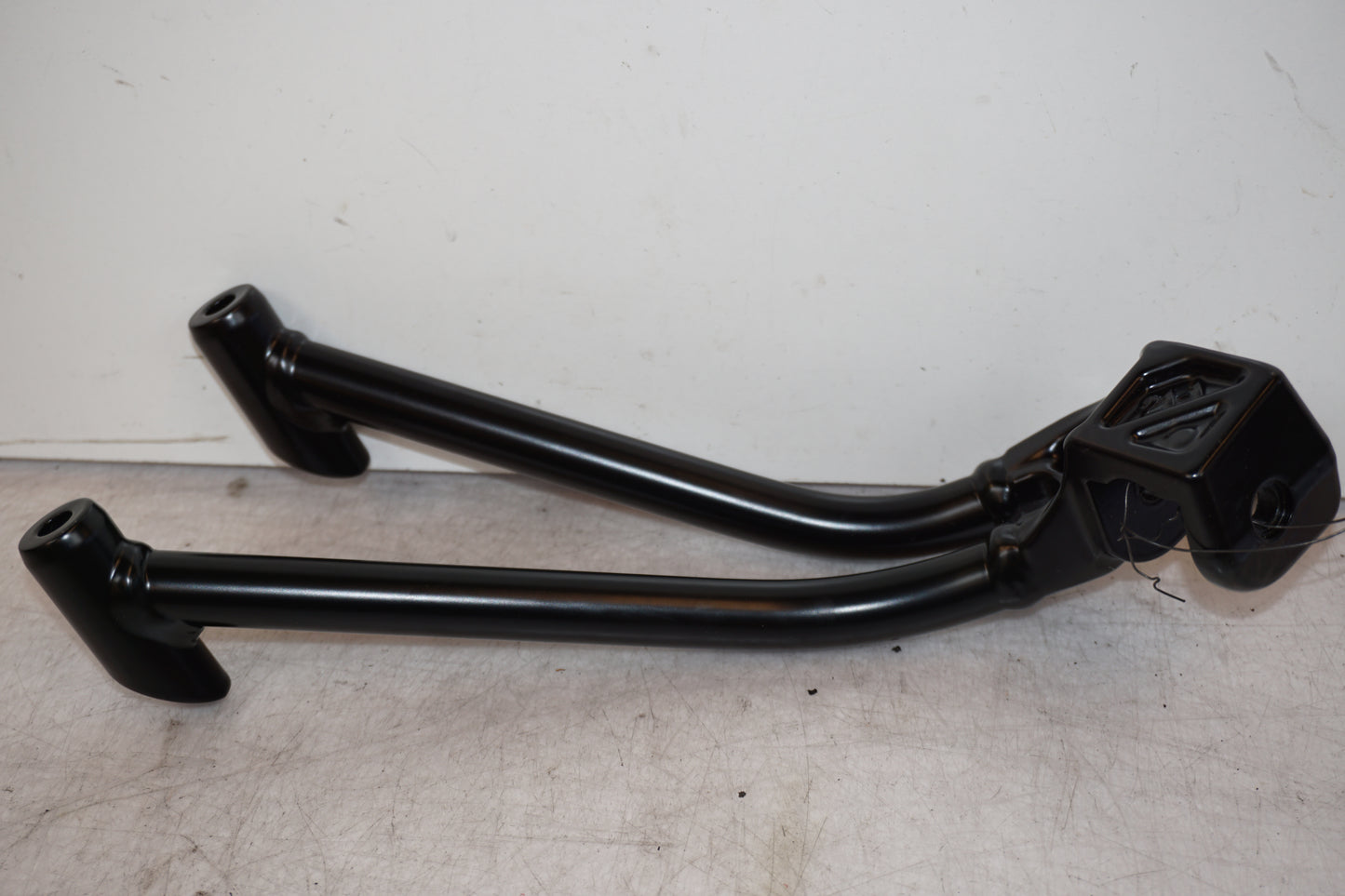 Höger sida på Fotpinnefäste från en KTM 790 Duke -2019 motorcykel.