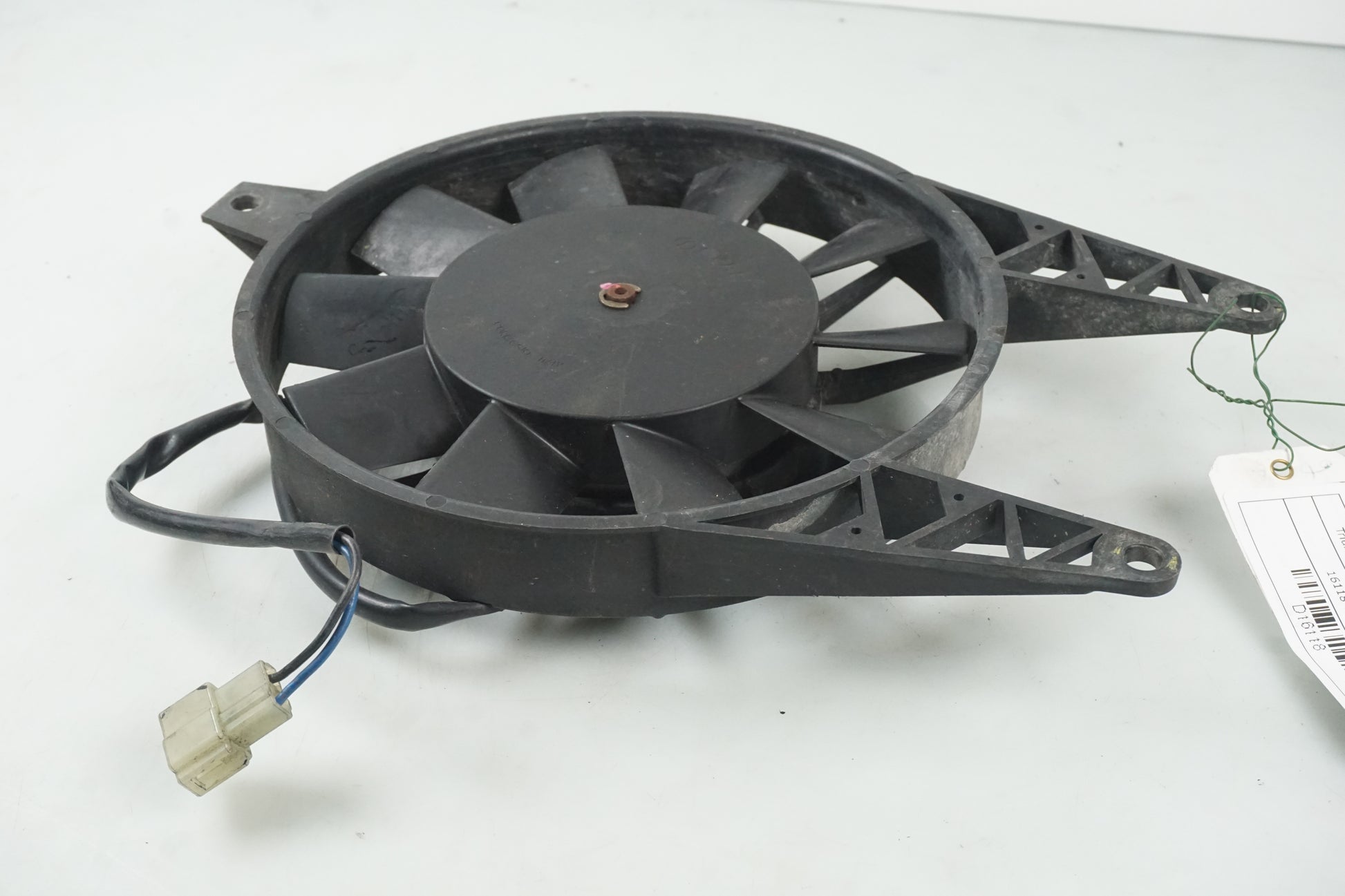 Baksidan på Vattenkylfläkt från en Triumph Daytona 600 -2003 motorcykel.