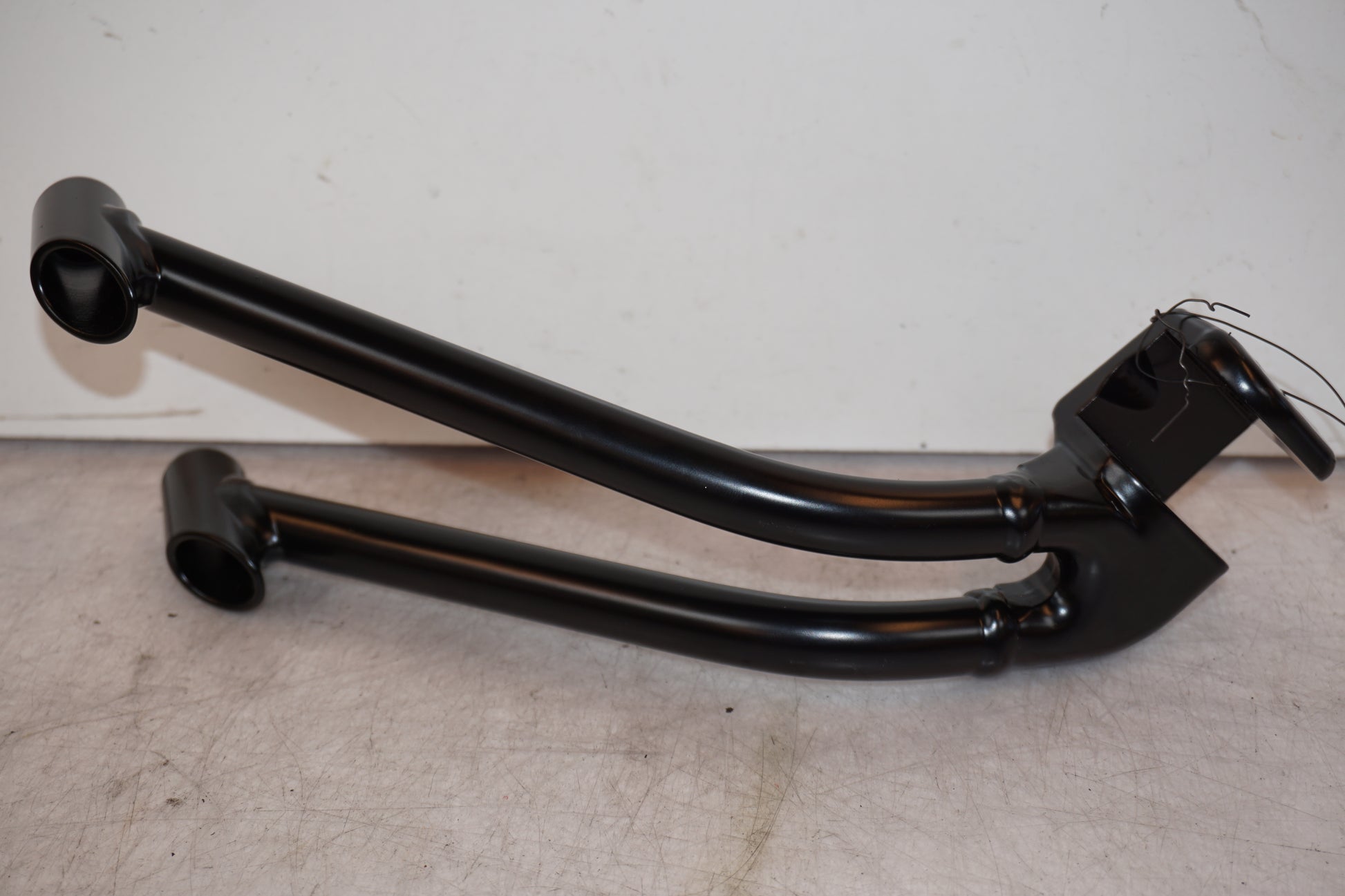 Vänster sida på Fotpinnefäste från en KTM 790 Duke -2019 motorcykel.