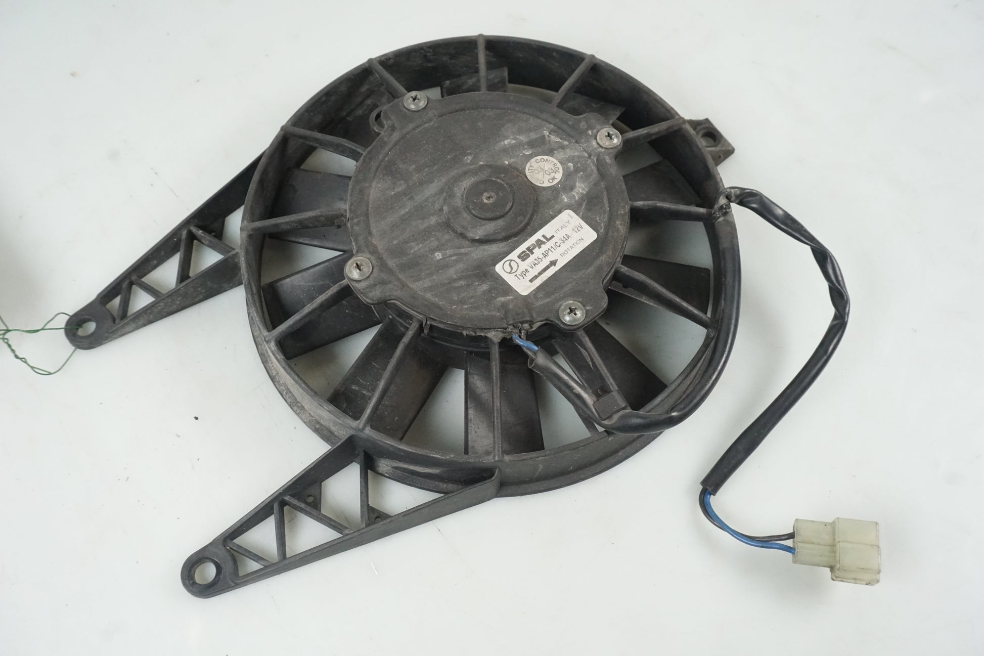 Höger sida på Vattenkylfläkt från en Triumph Daytona 600 -2003 motorcykel.