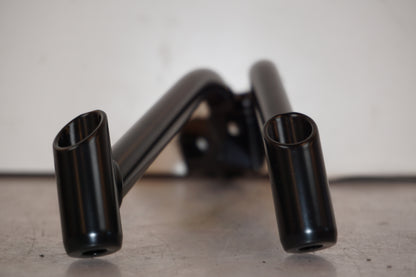 Snett uppifrån på Fotpinnefäste från en KTM 790 Duke -2019 motorcykel.